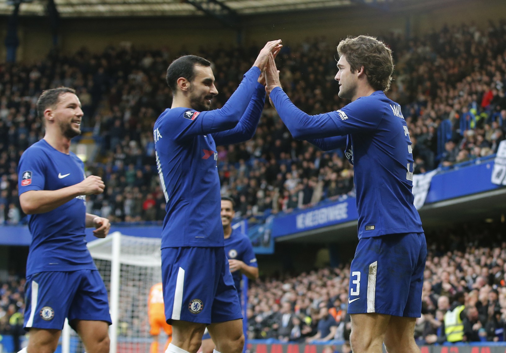 Hráči Chelsea oslavujú gól