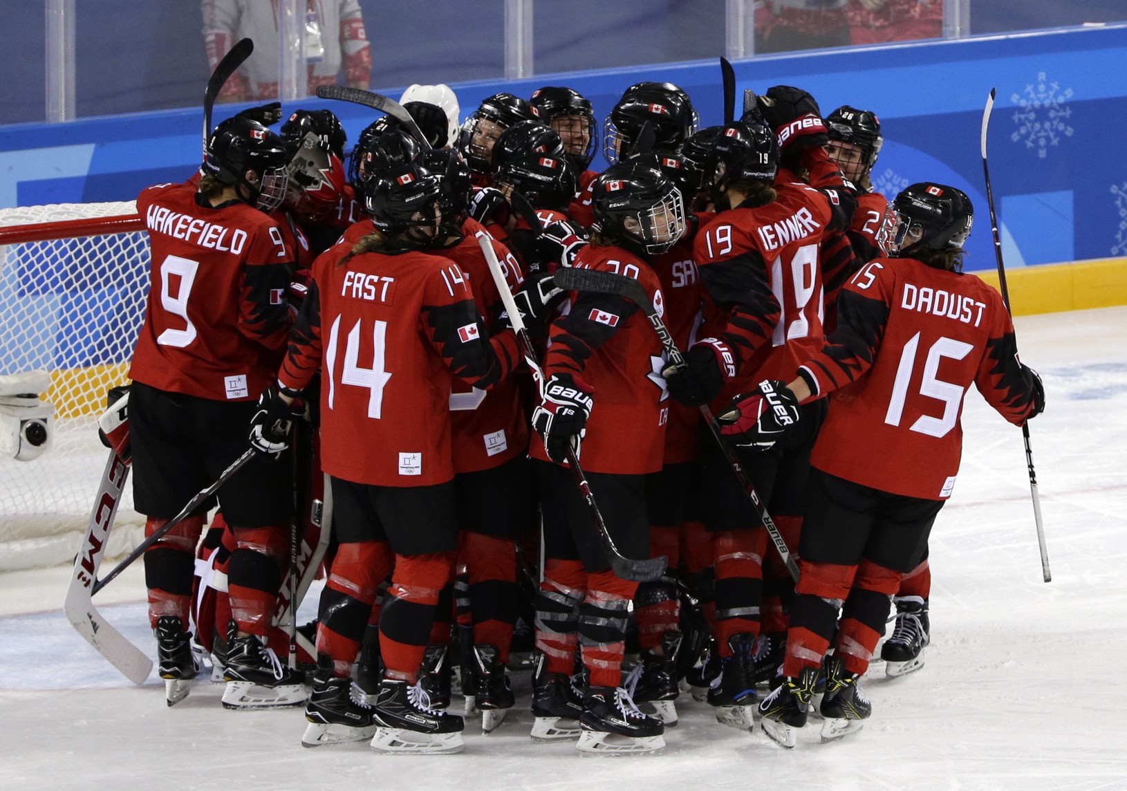 Víťazné oslavy kanadských hokejistiek