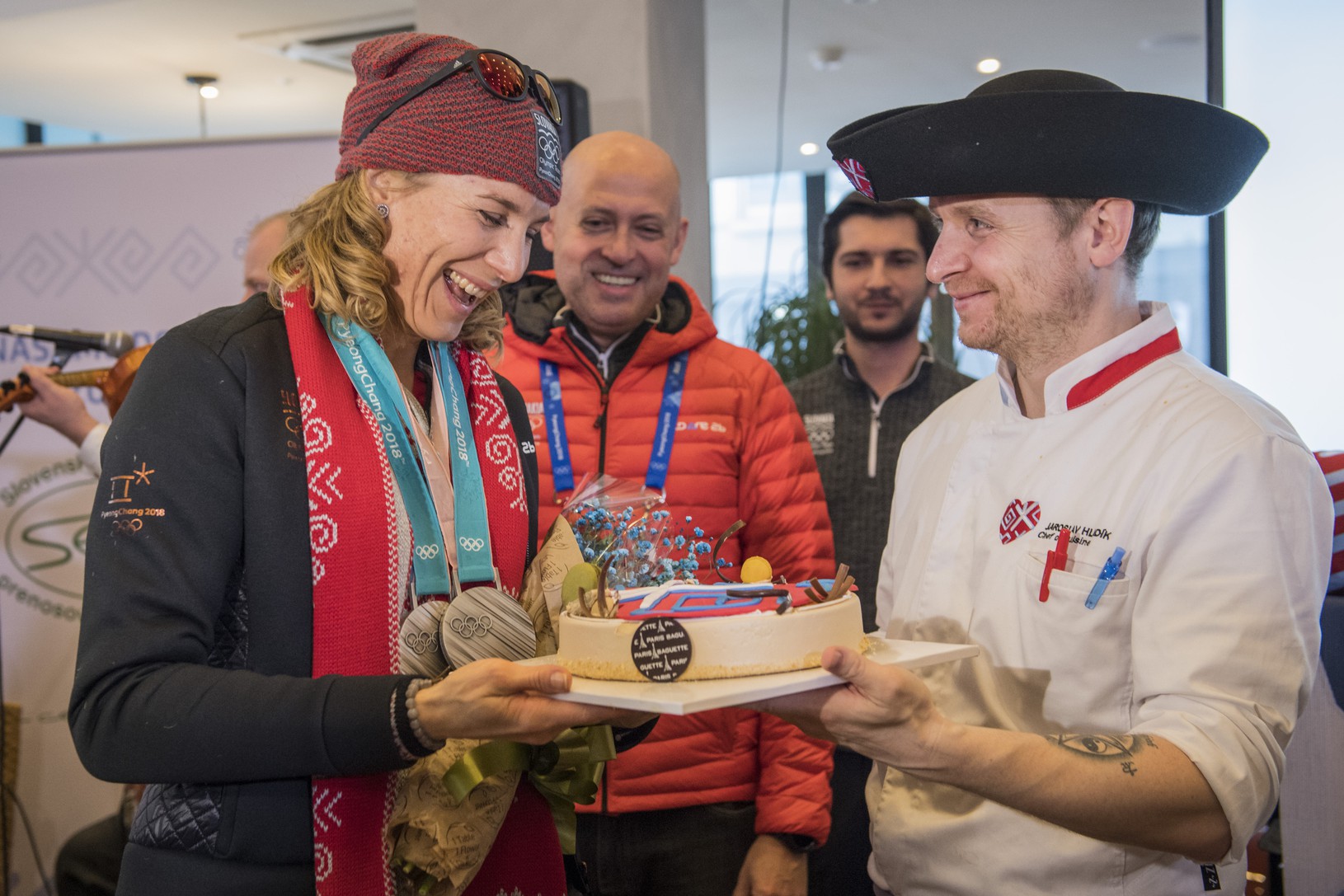Anastasia Kuzminová dostáva tortu