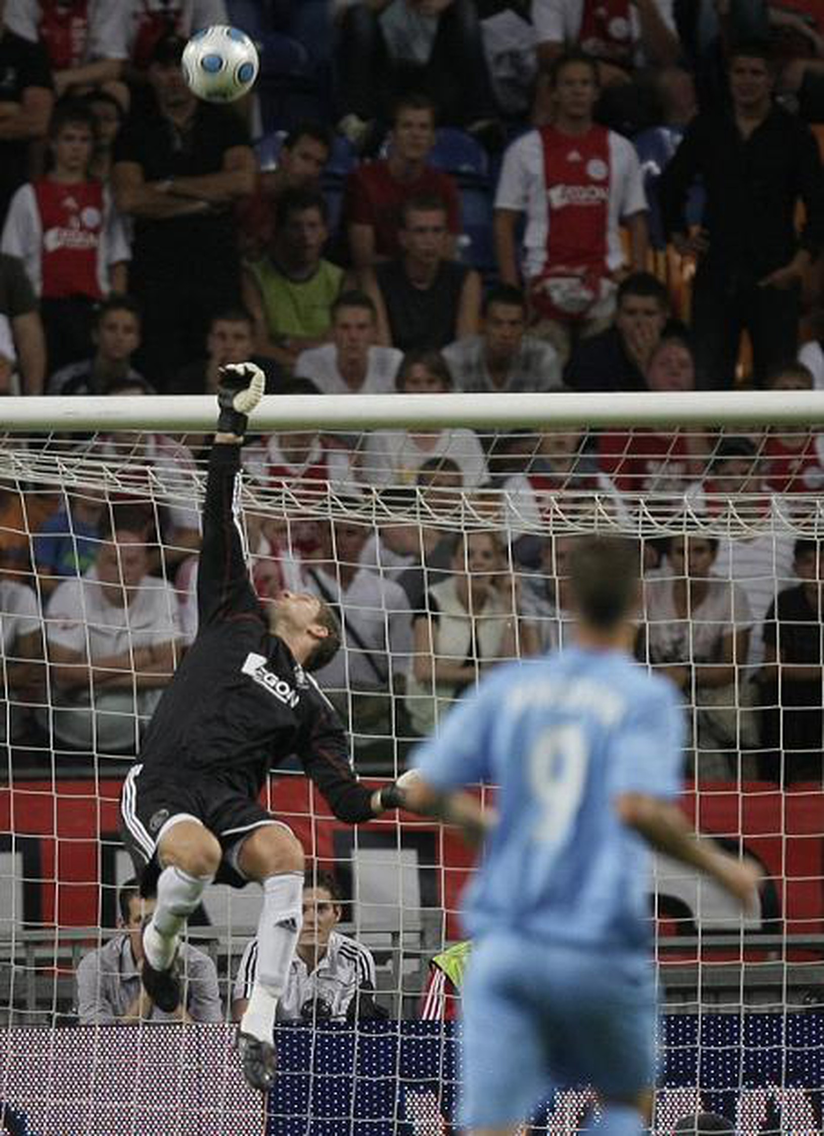 Brankár Ajaxu Steekelenburg likviduje