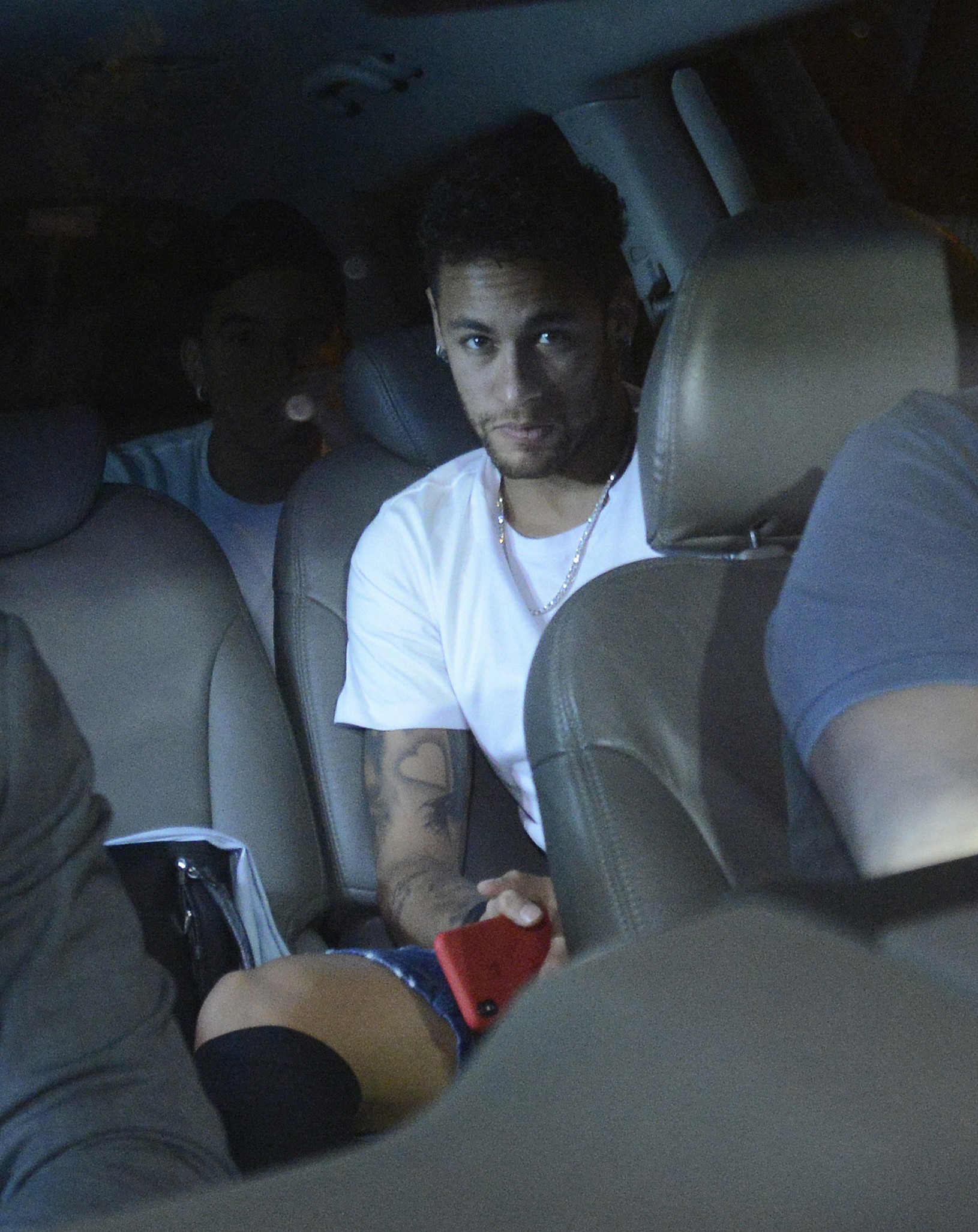Zranený Neymar počas cesty