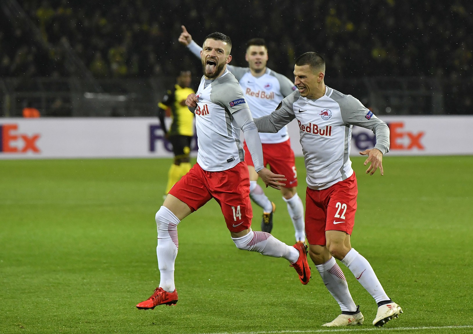 Hráči Salzburgu oslavujú gól