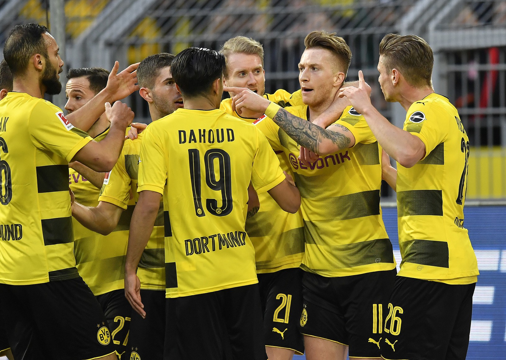 Hráči Dortmundu oslavujú gól