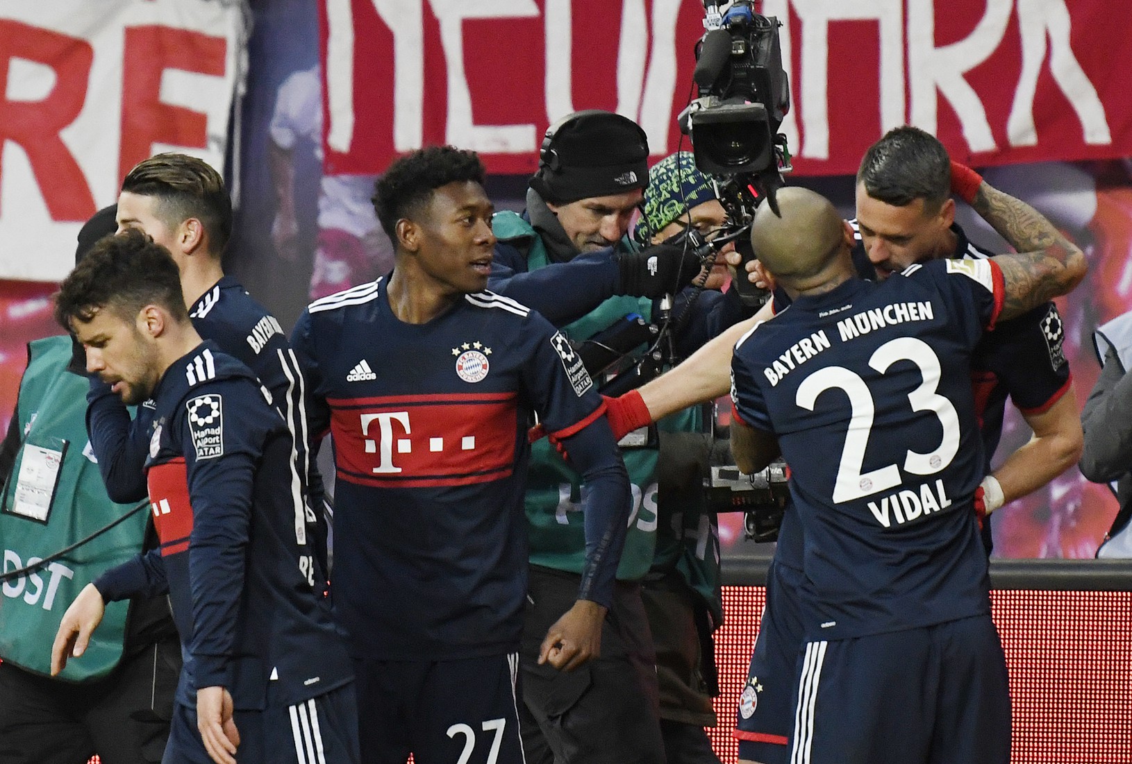 Hráči Bayernu sa objímajú