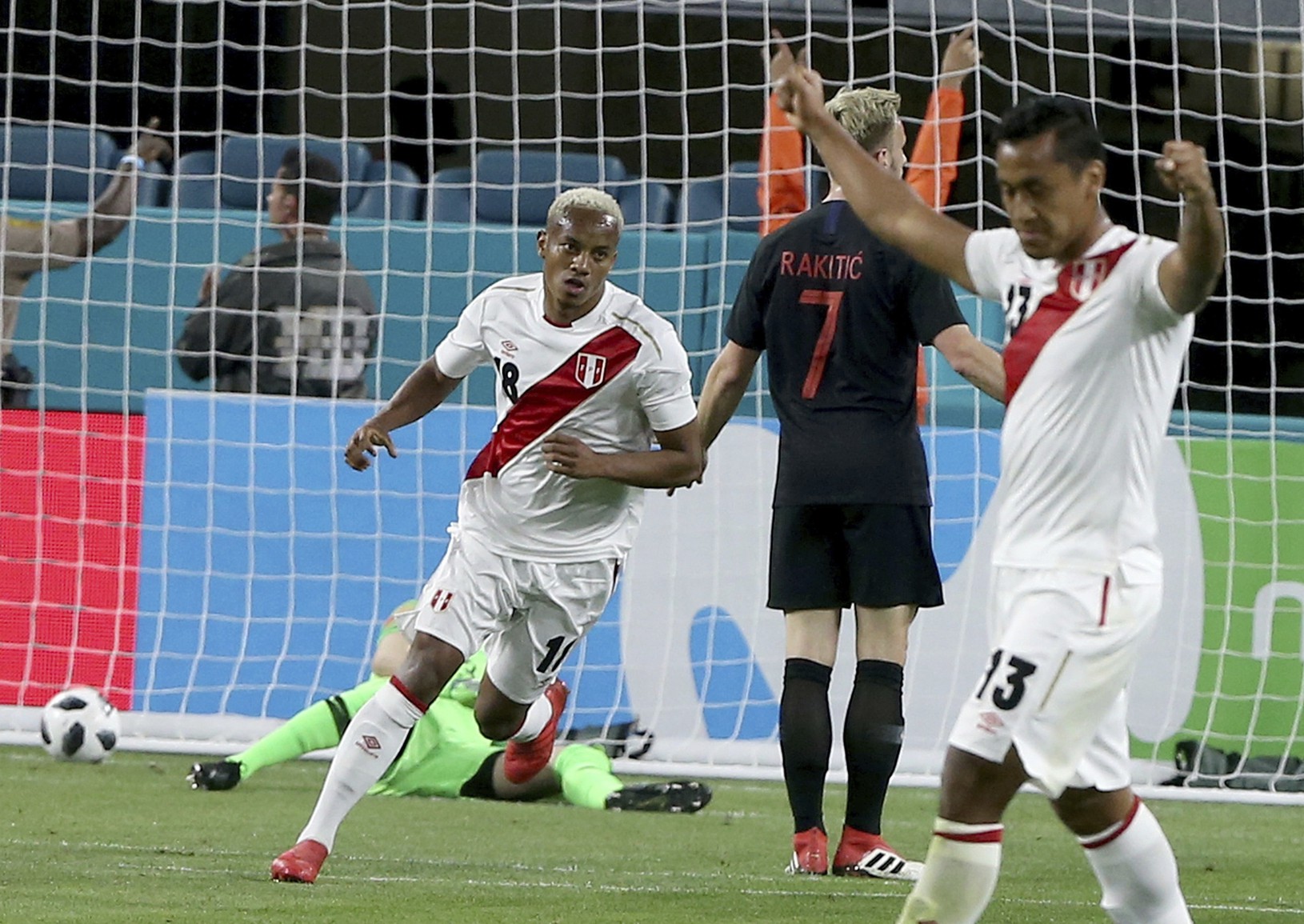 Hráči Peru oslavujú gól