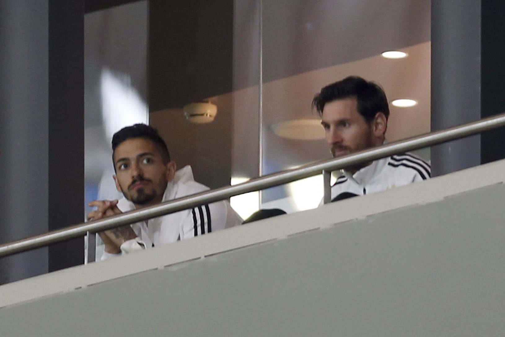 Lionel Messi sleduje súboj