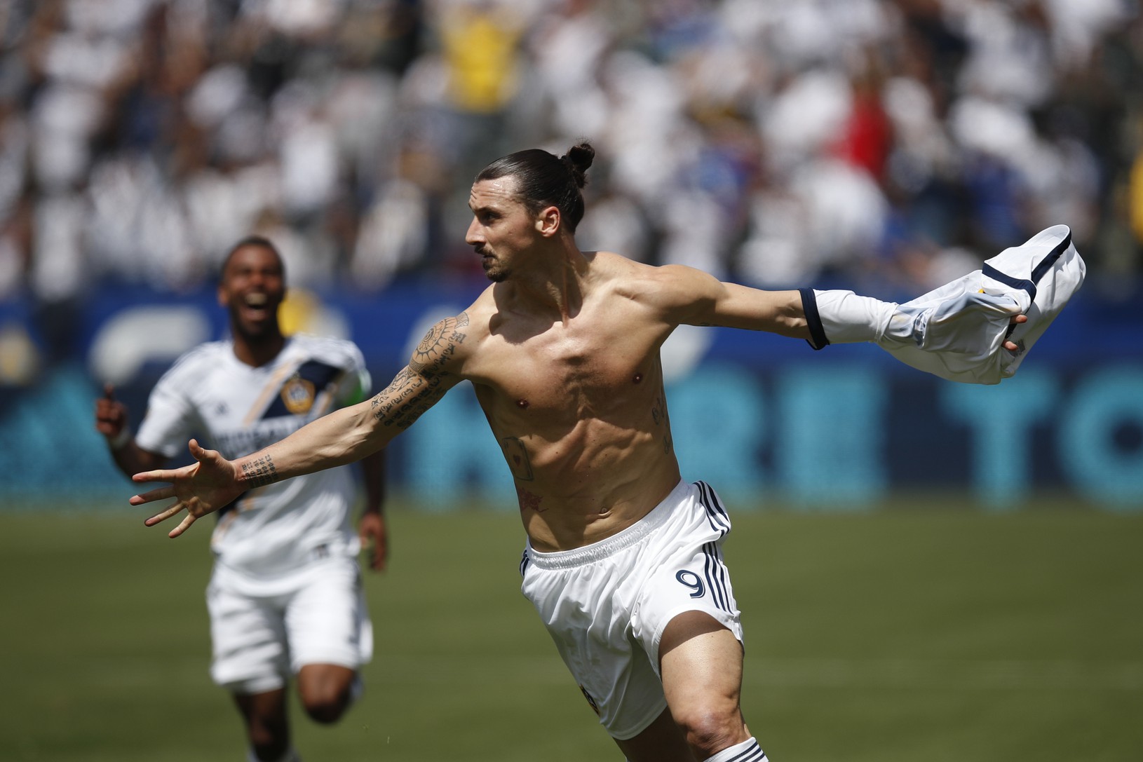 Zlatan Ibrahimović oslavuje gól