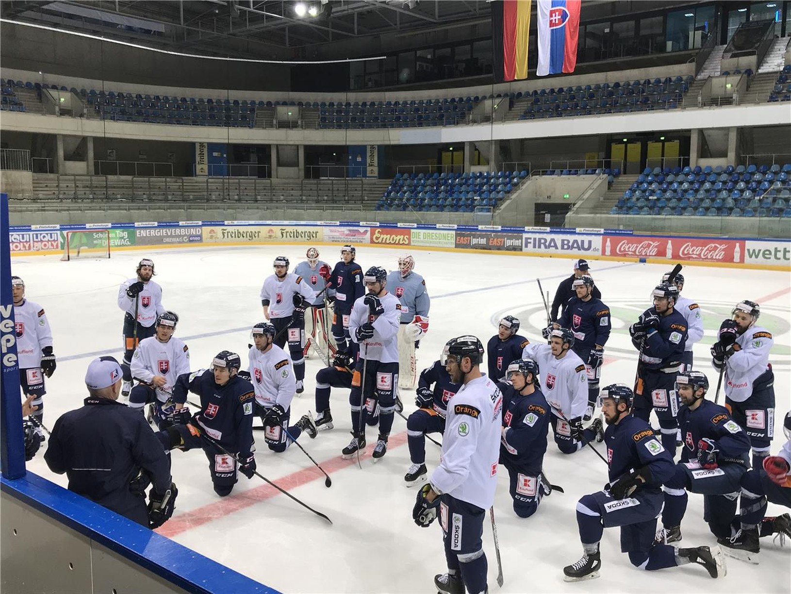 Slovenskí hokejisti počas tréningu