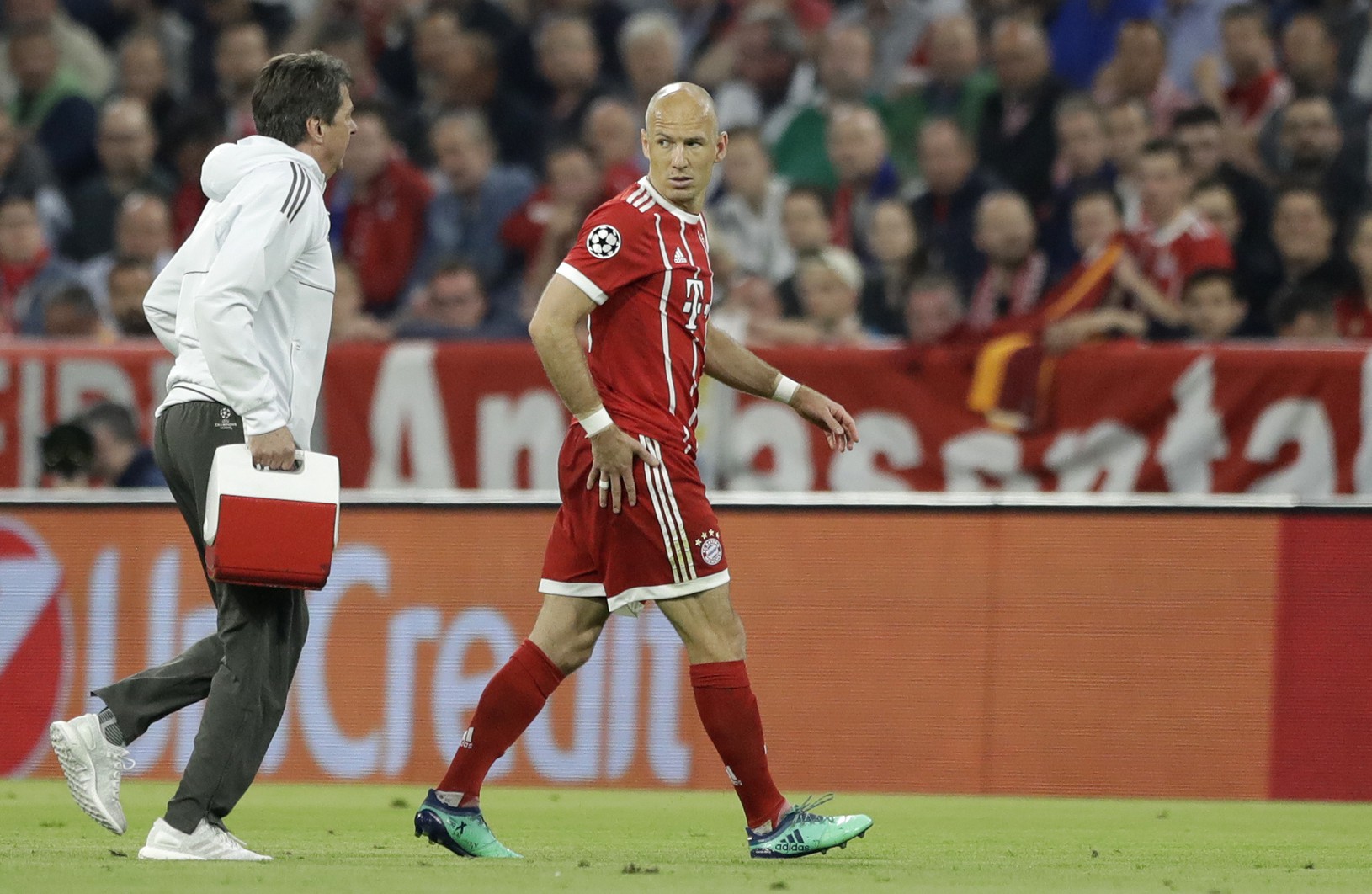 Zranený Arjen Robben opúšťa