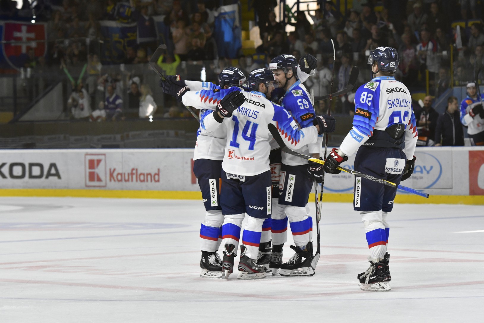 Slovenskí hokejisti oslavujú prvý