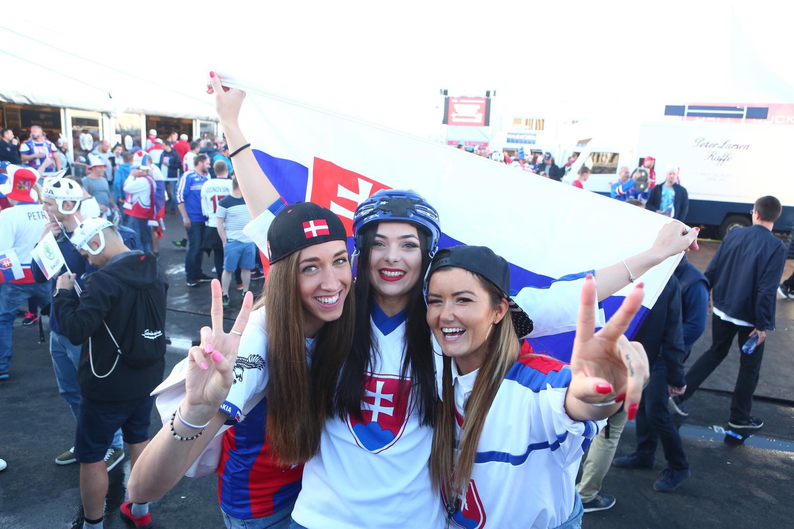 Slovenské fanúšičky pred zápasom