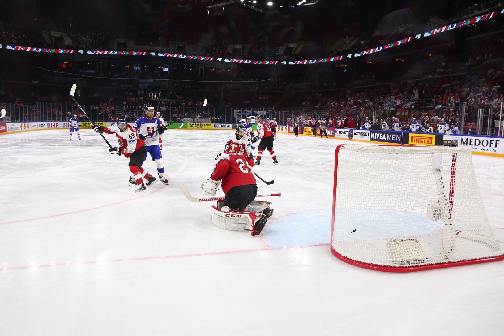 Slovenskí hokejisti oslavujú druhý