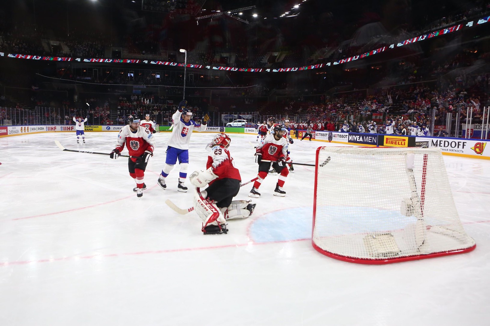 Slovenskí hokejisti oslavujú druhý