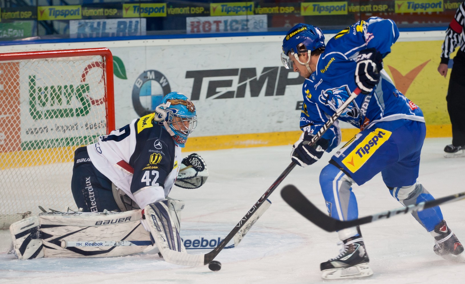 Patrik Svitana pred brankárom