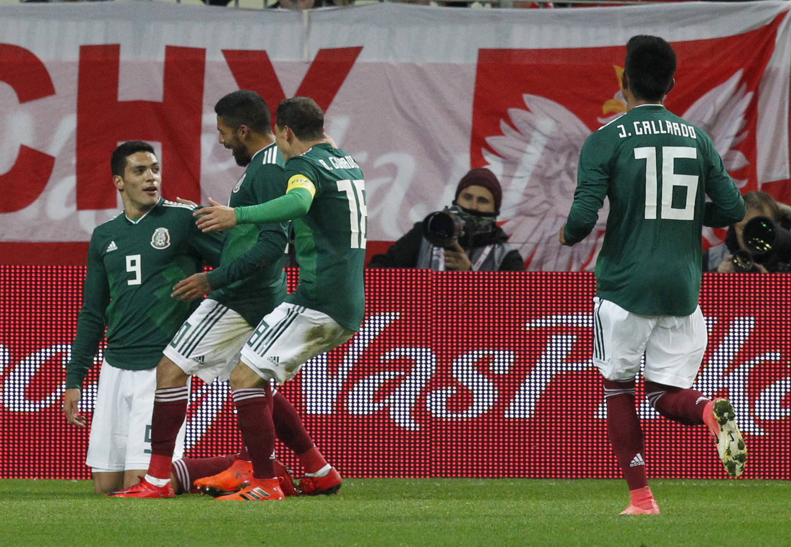 Futbalisti Mexika oslavujú strelený