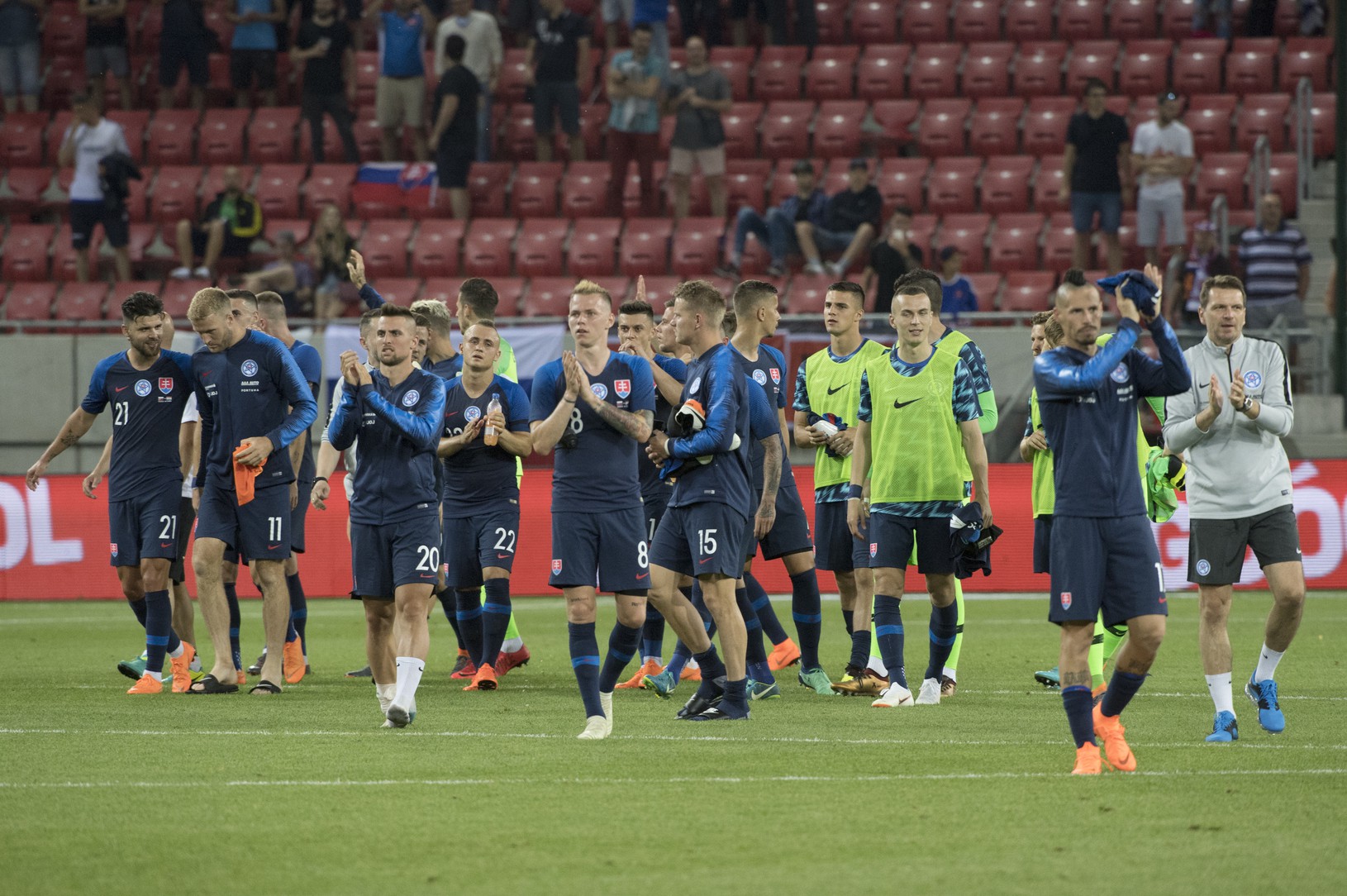 Slovenskí futbalisti ďakujú divákom