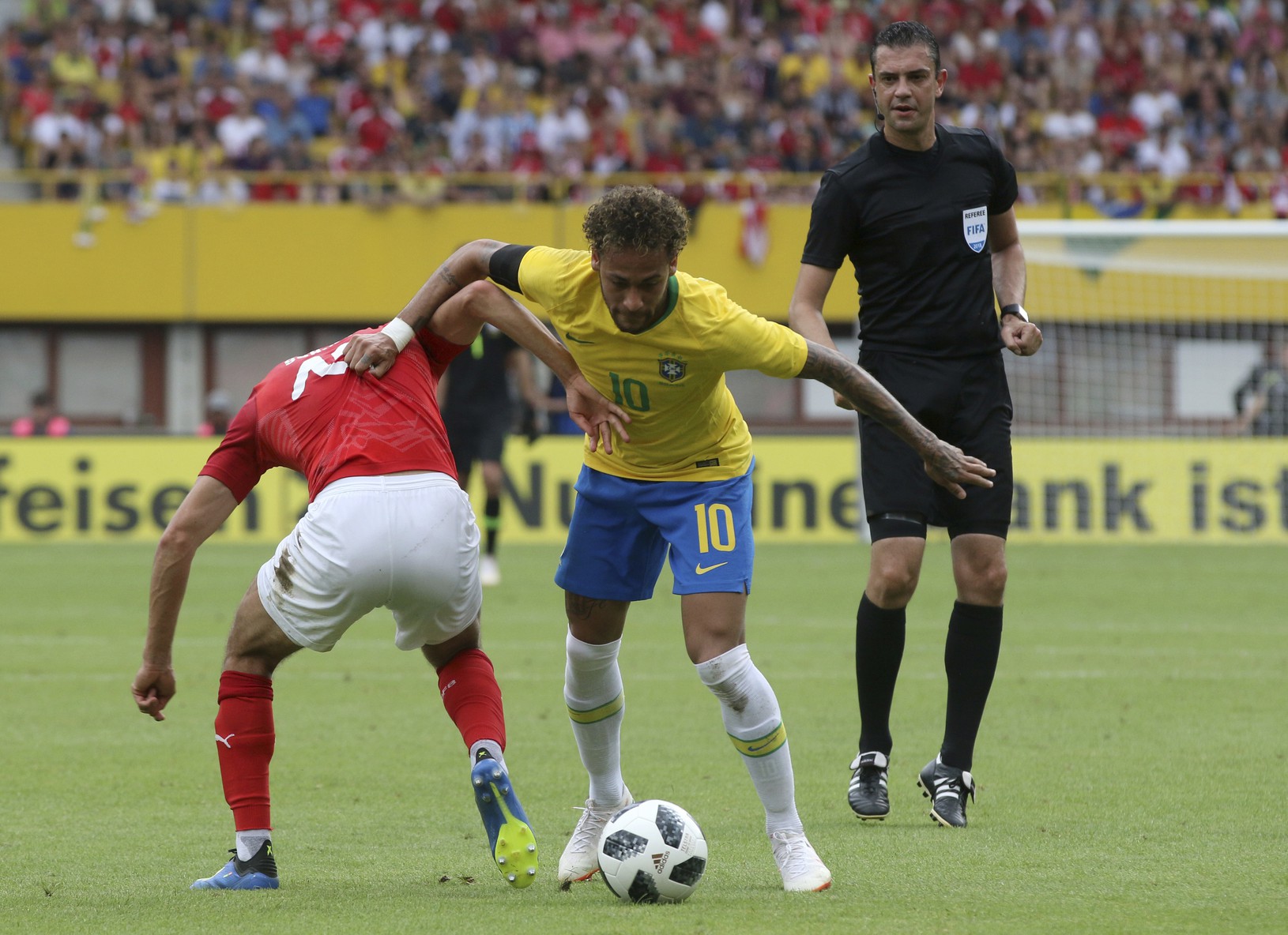 Neymar a Alessandro Schopf
