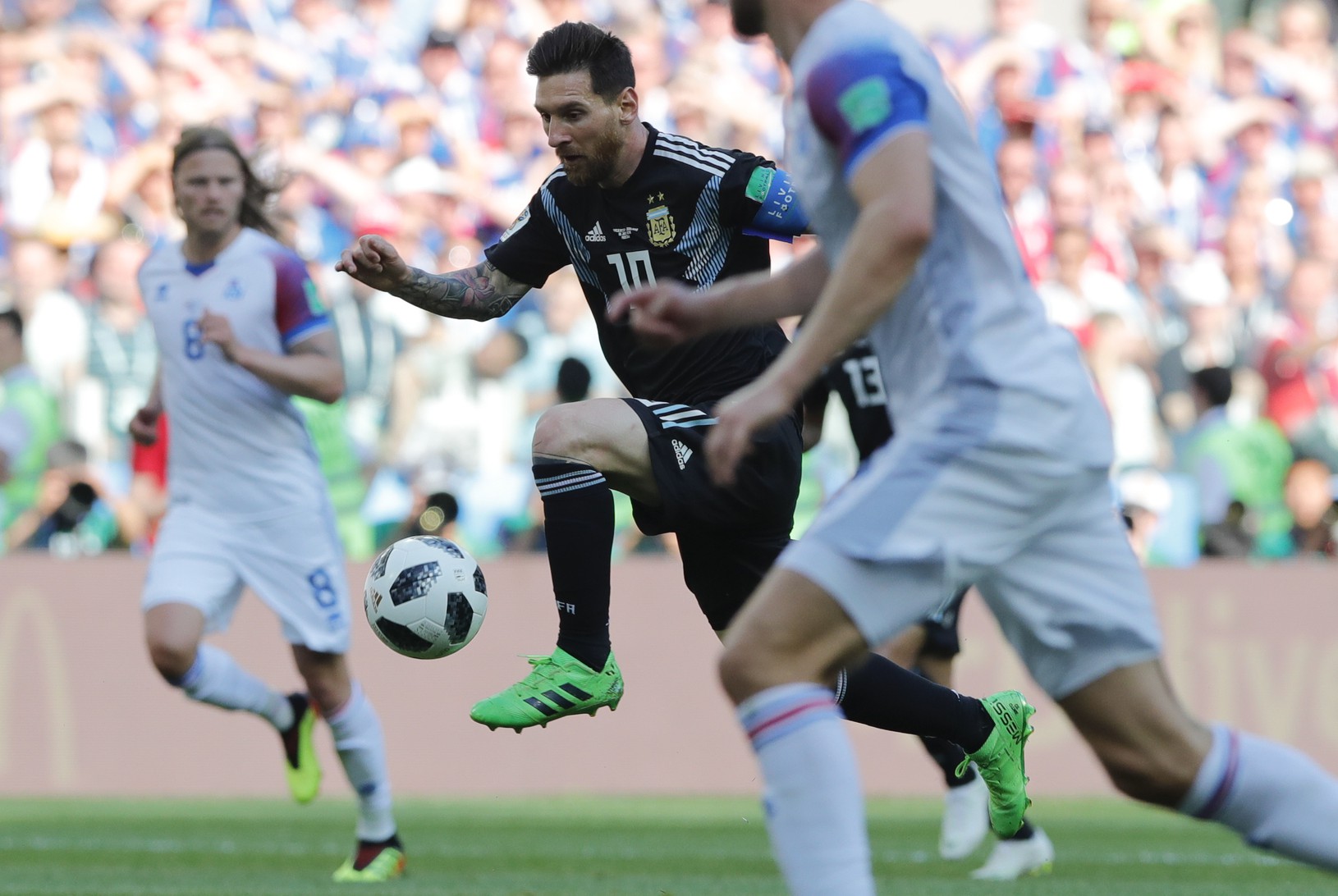 Lionel Messi preniká defenzívou