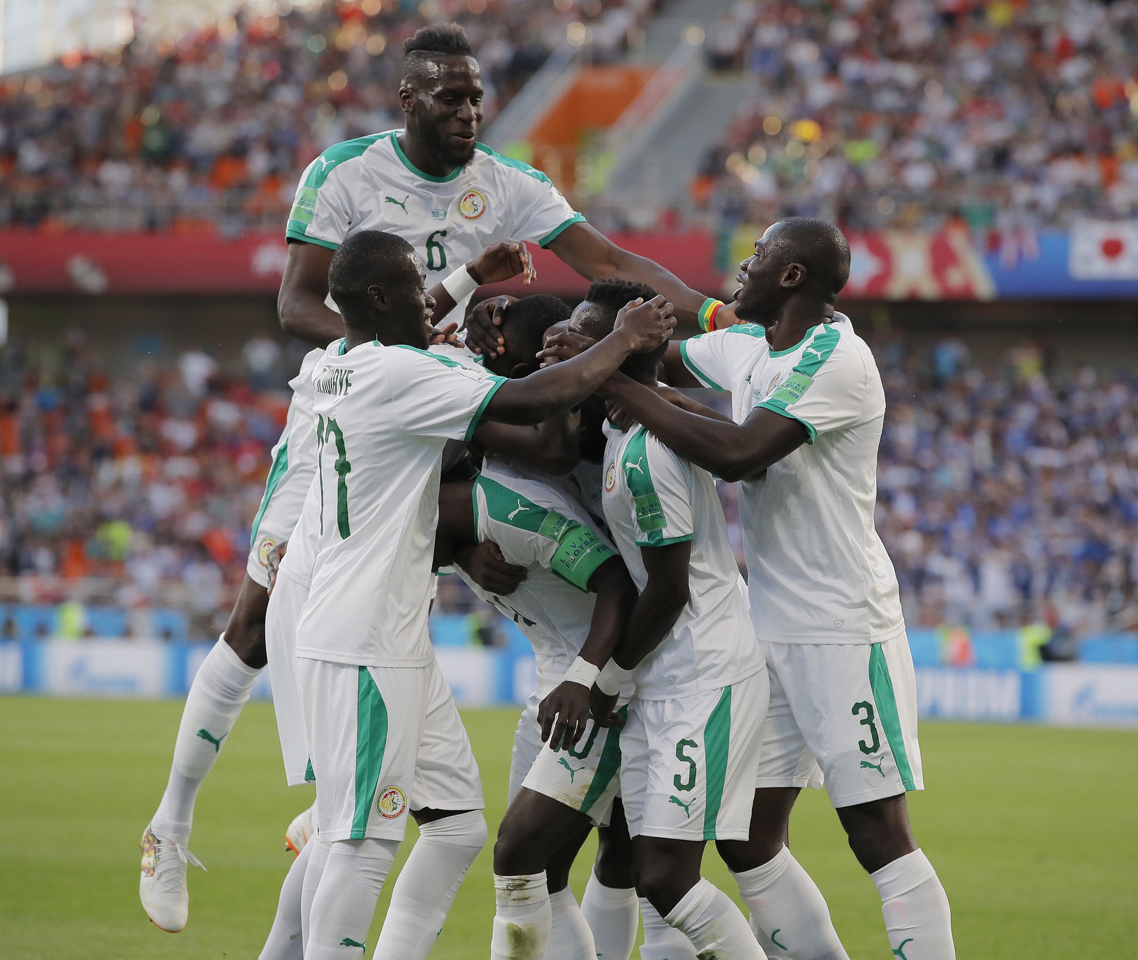 Hráči Senegalu oslavujú gól