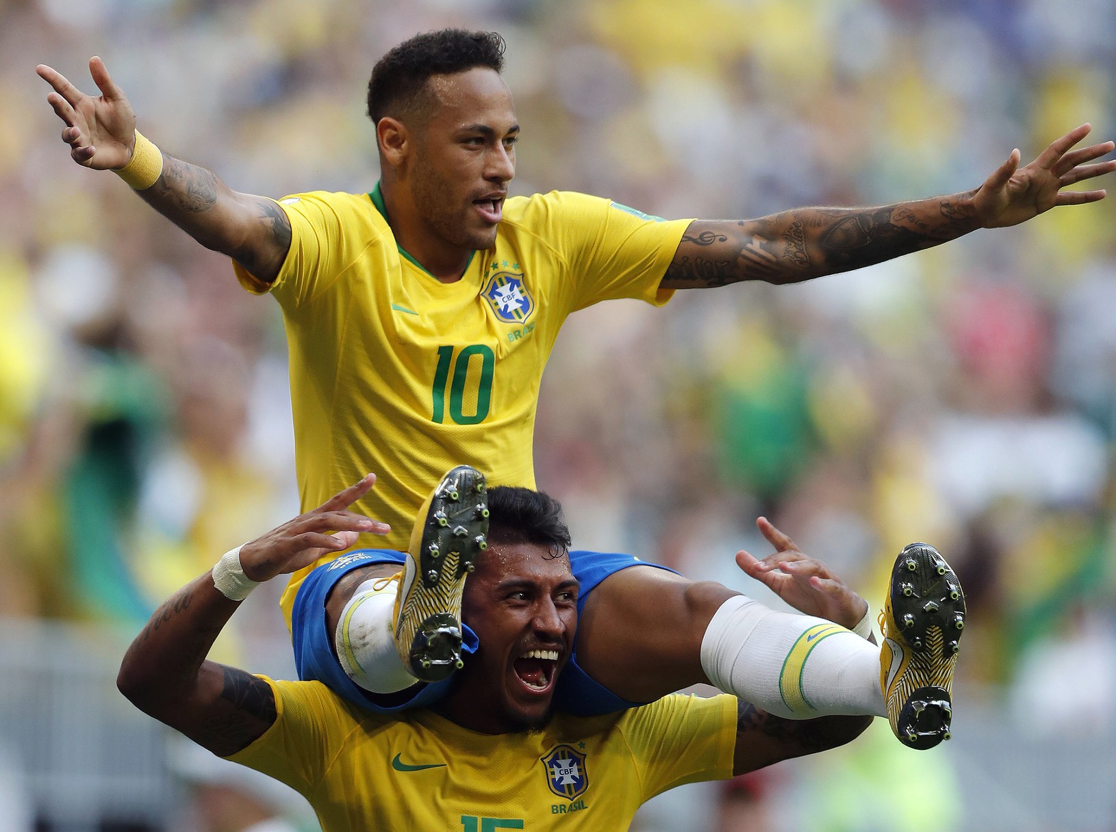 Neymar a Paulinho oslavujú