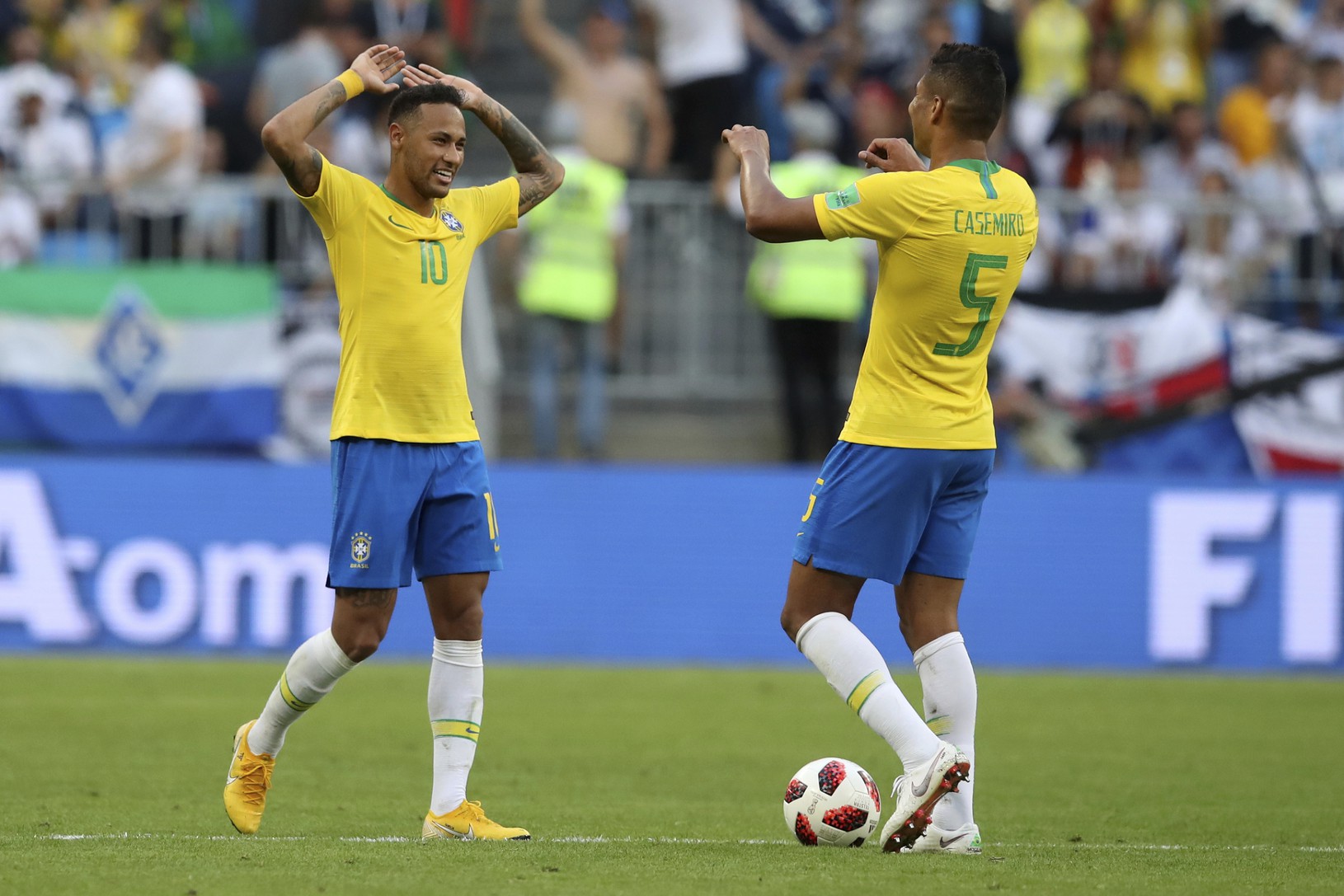 Neymar a Casemiro oslavujú