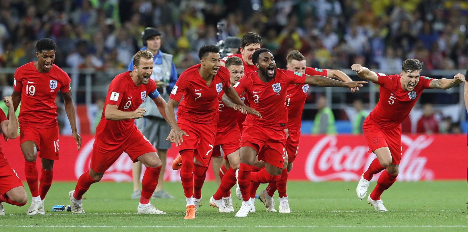 Hráči Anglicka oslavujú postup