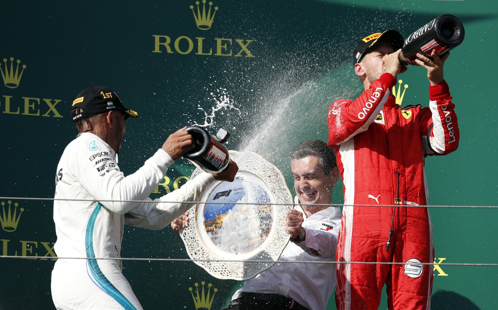 Lewis Hamilton oslavuje víťazstvo
