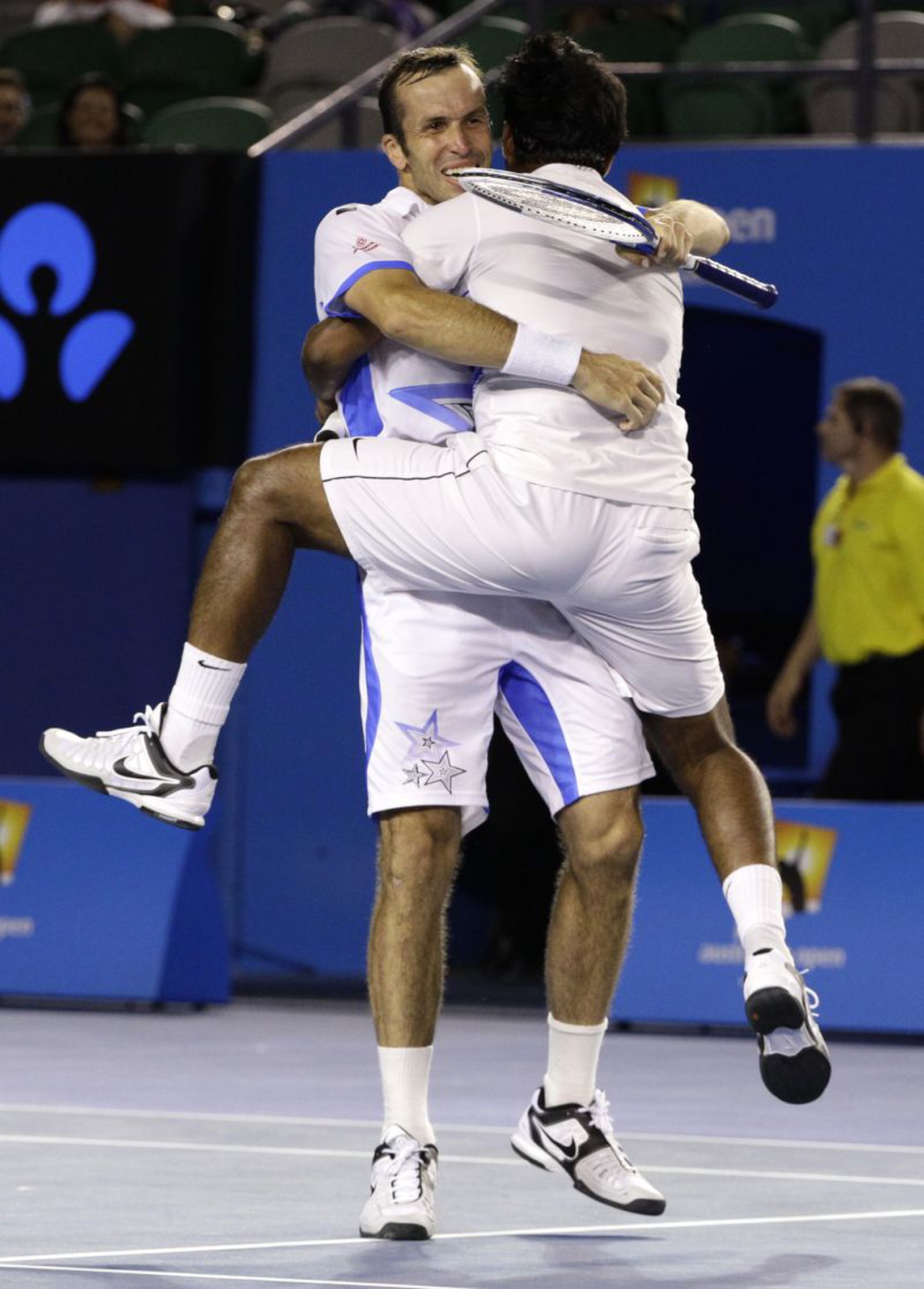 Leander Paes v náručí