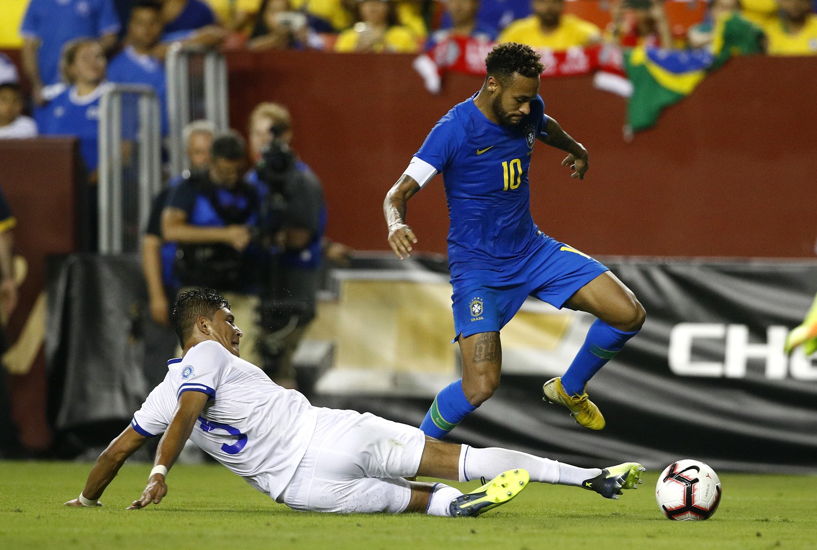Brazílsky útočník Neymar (vpravo)