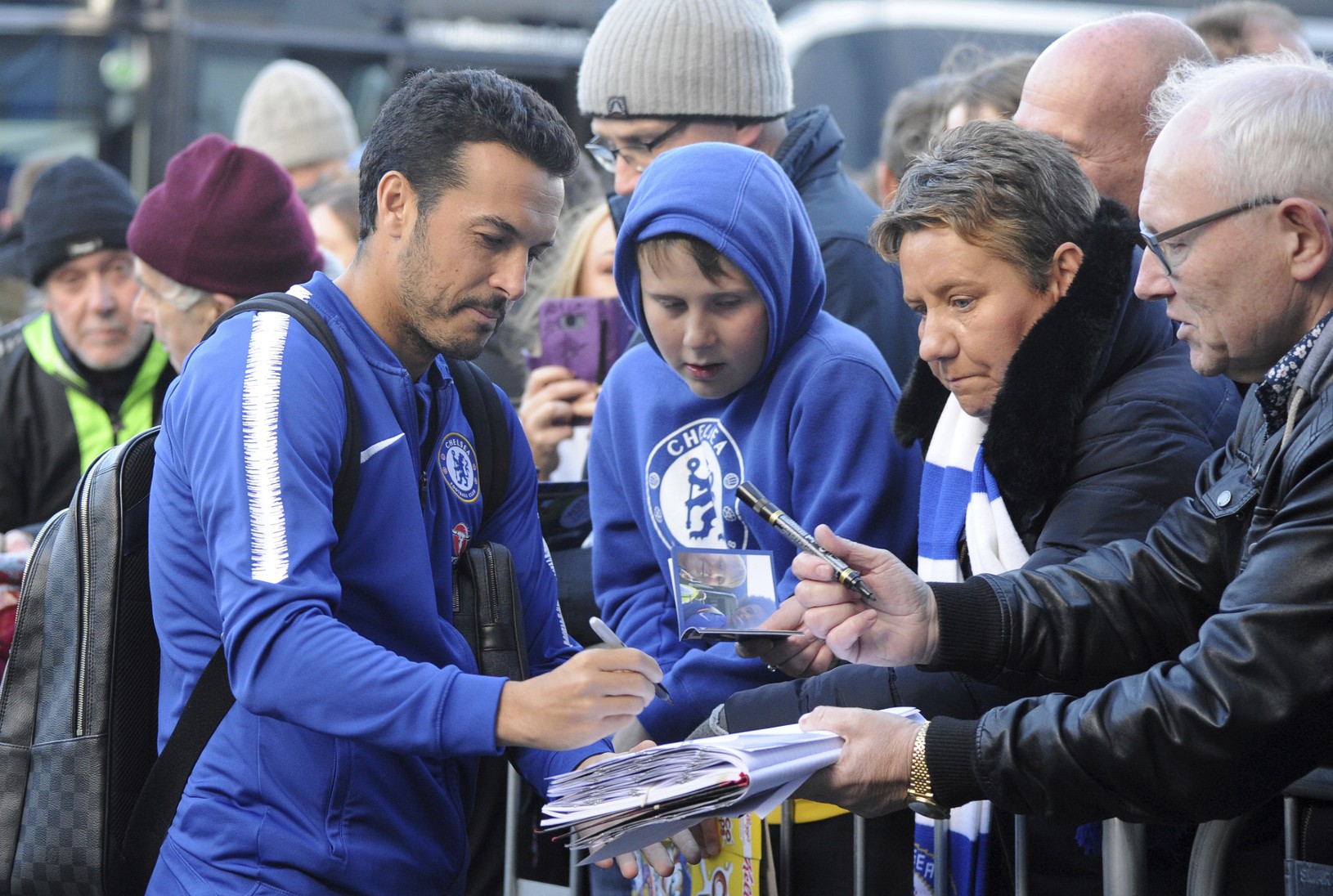 Pedro sa podpisuje fanúšikom