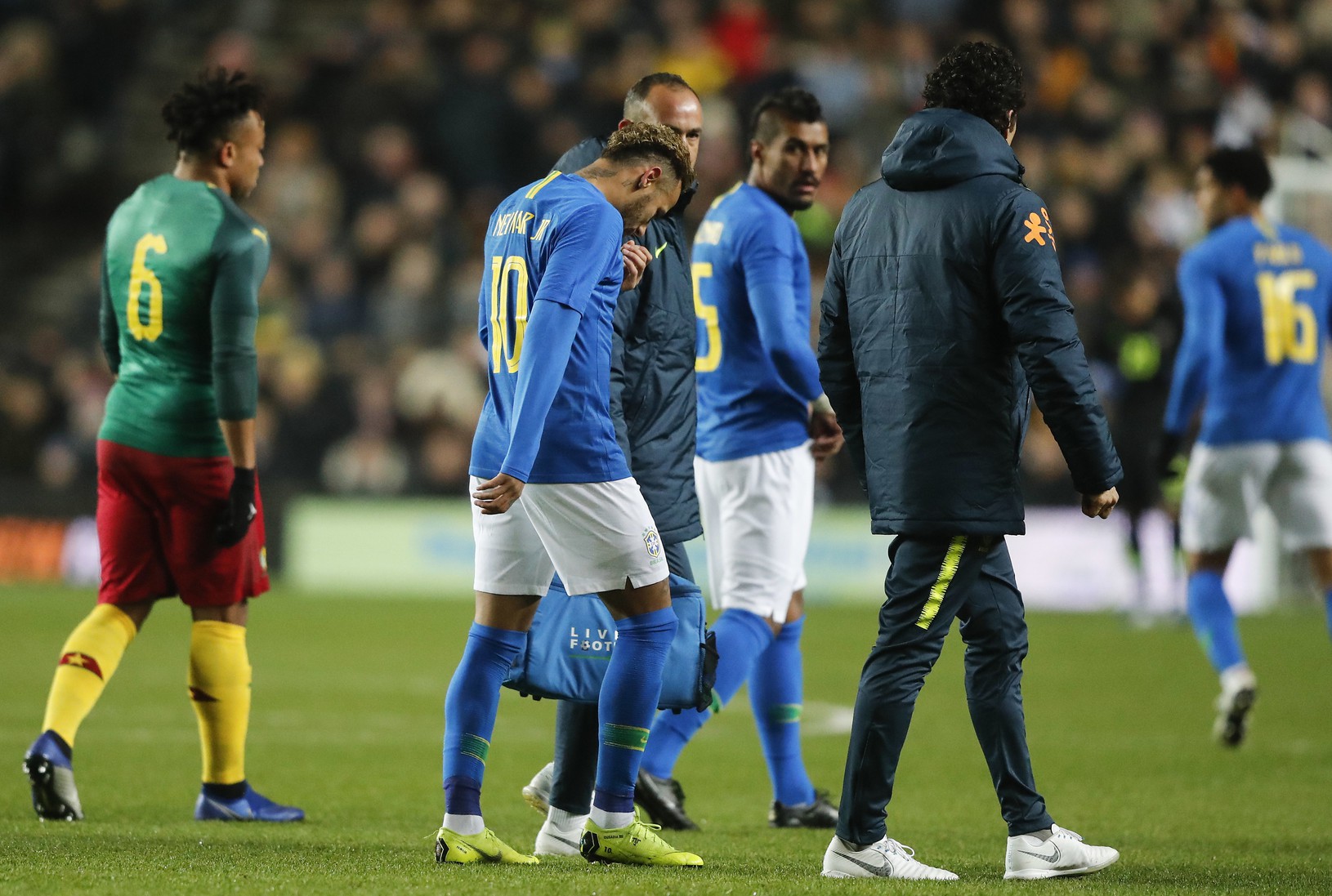 Zranený Neymar opúšťa hraciu
