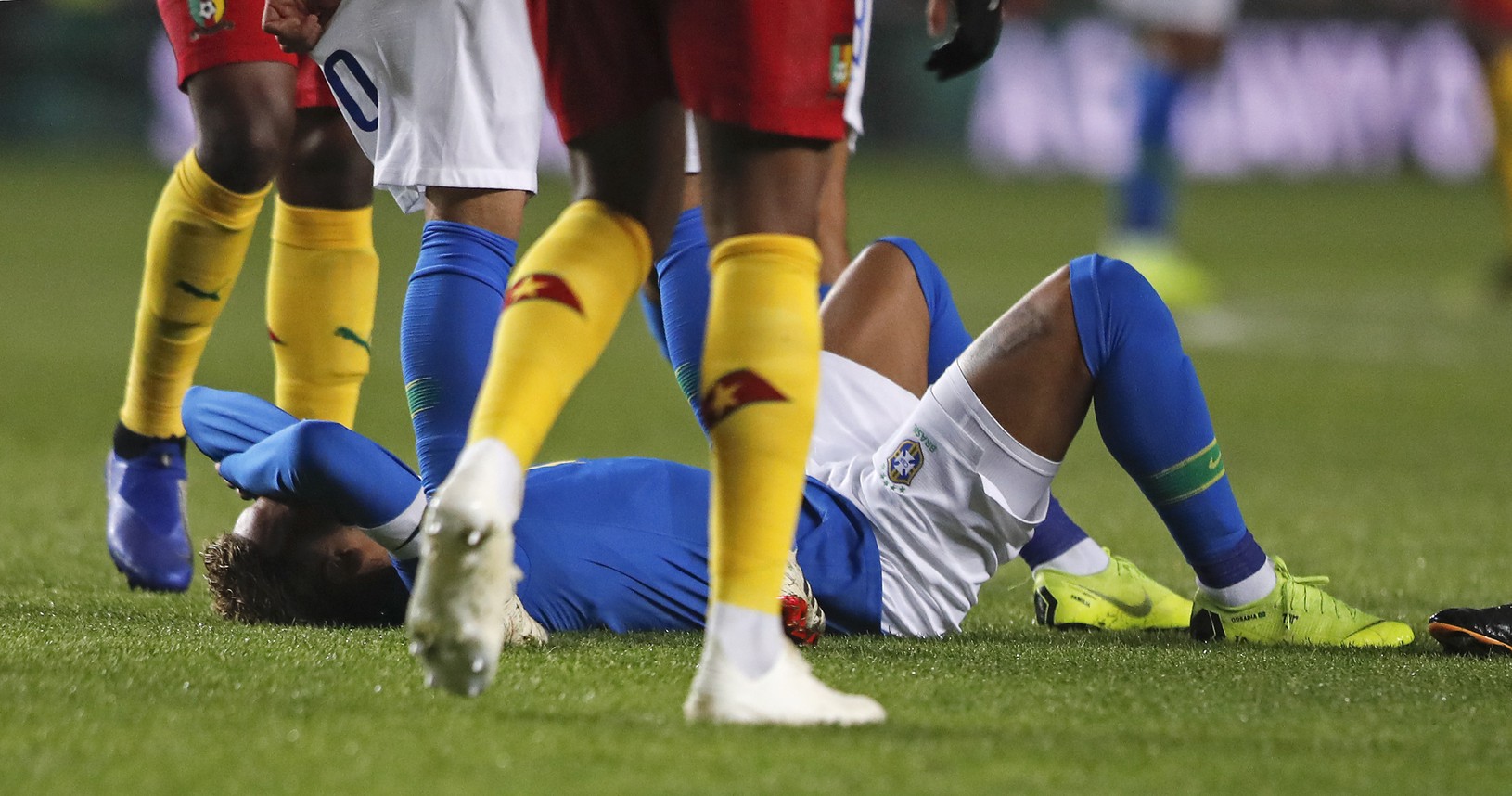 Zranený Neymar v bolestiach
