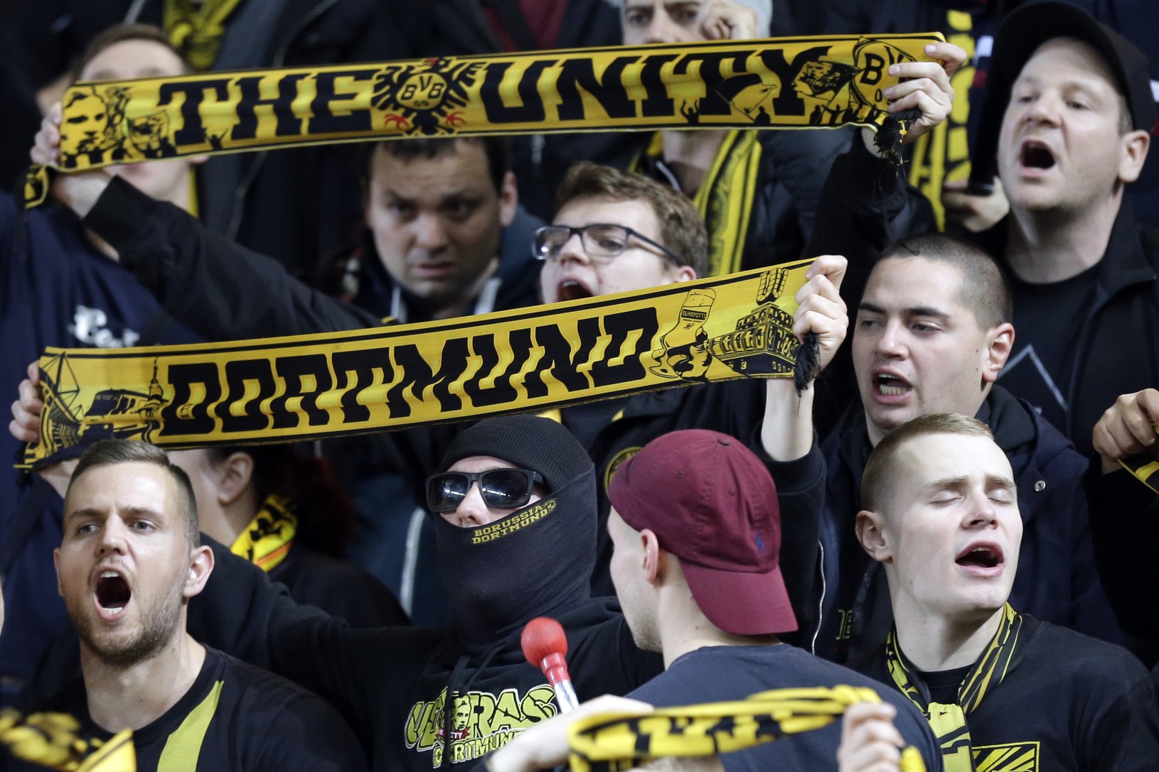 Fanúšikovia Borussie Dortmund oslavujú