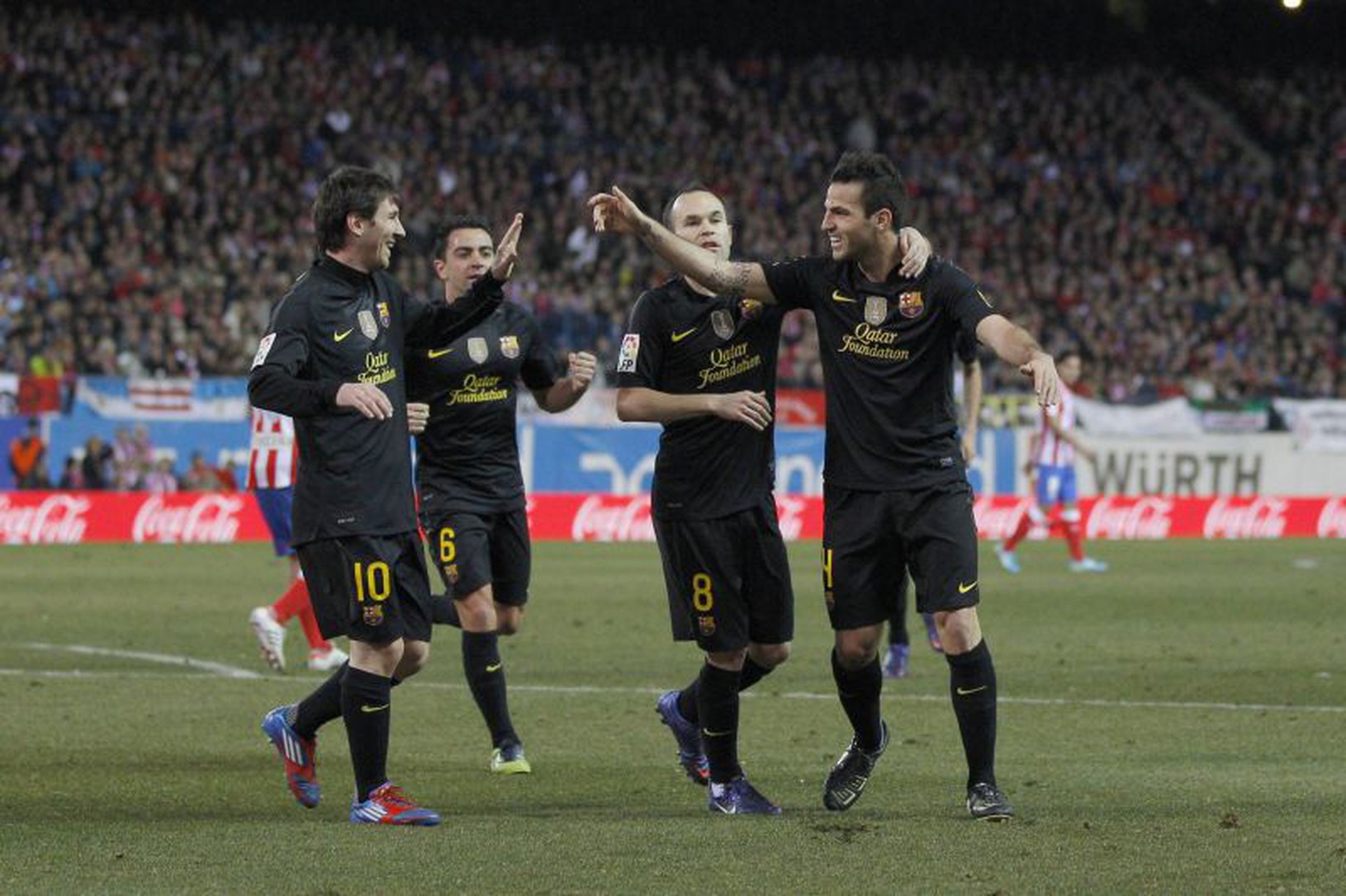 Barcelončania oslavujú gól