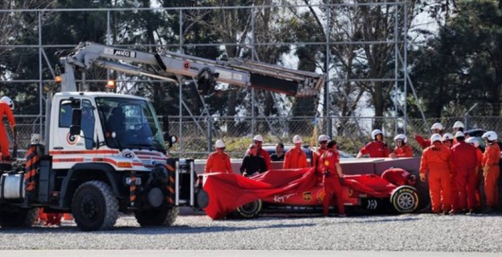 Vettel havaroval počas testovania