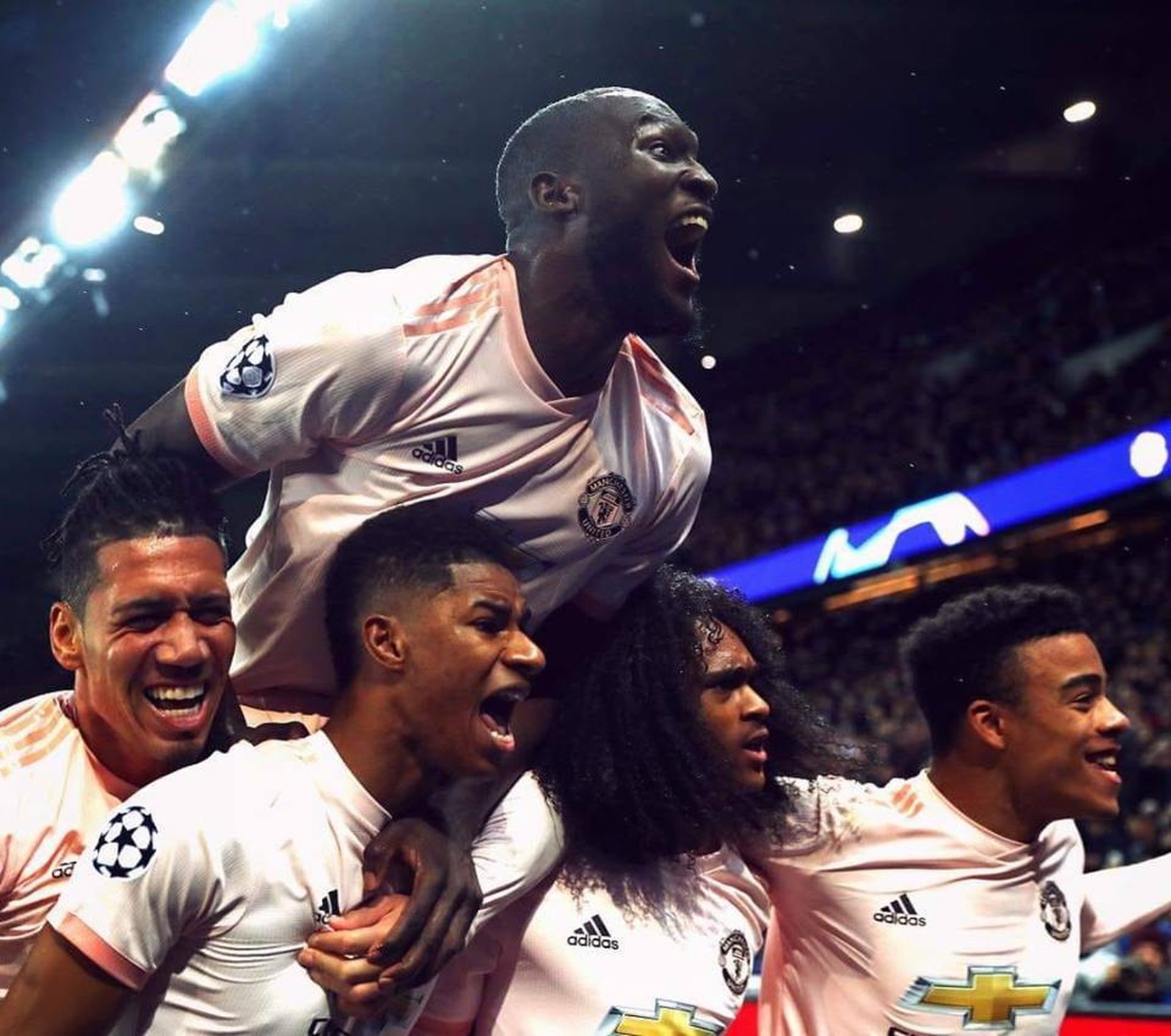 Hráči United oslavujú gól