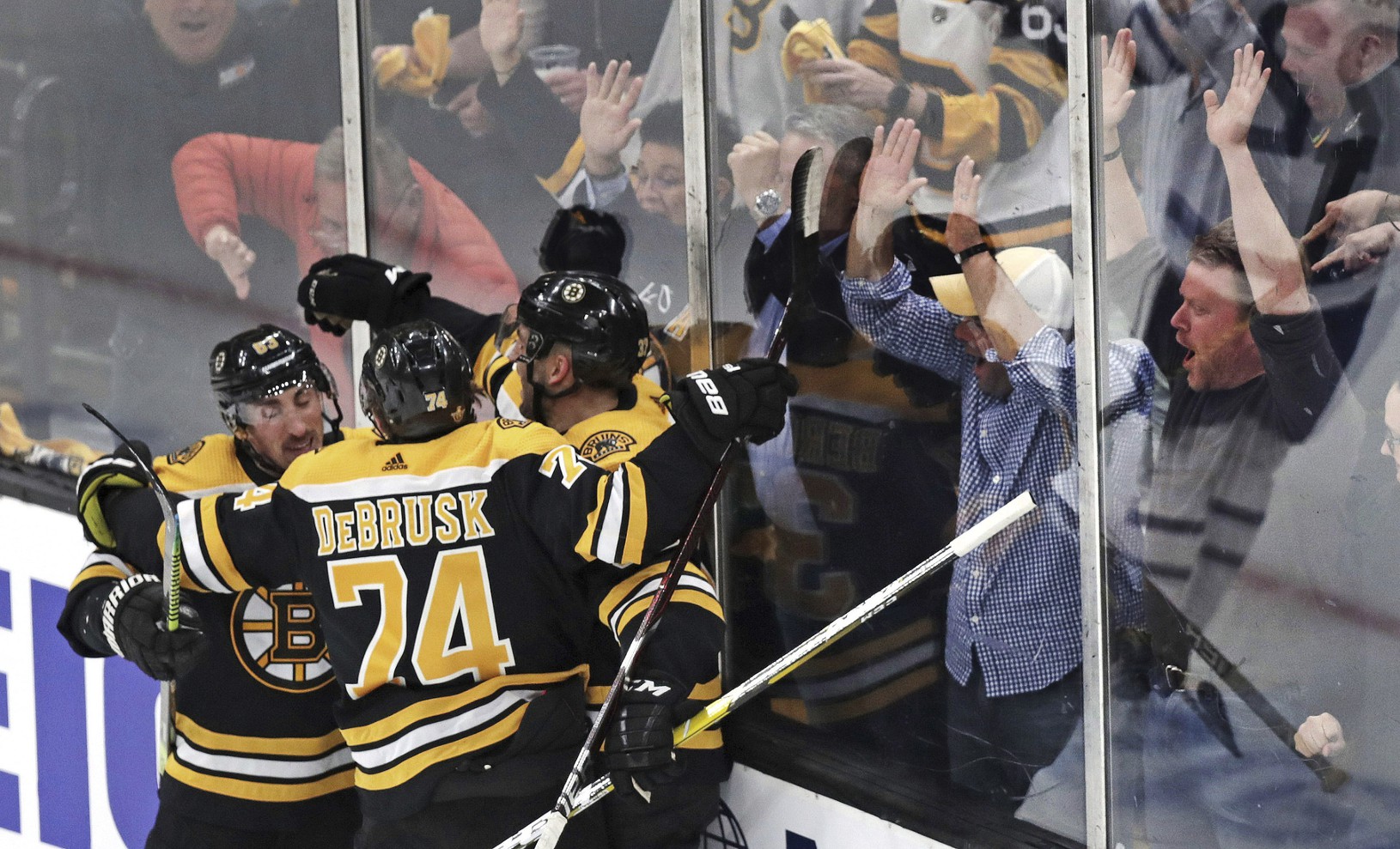 Fanúšikovia Bostonu Bruins oslavujú