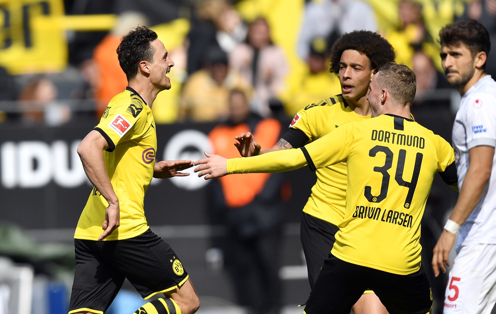 Borussia Dortmund stále živí