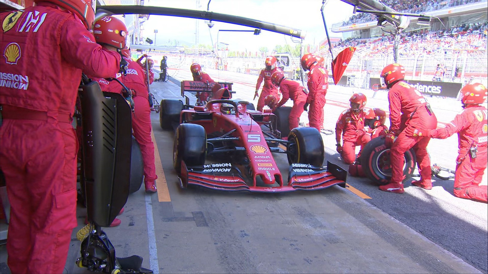 Vettel v boxoch