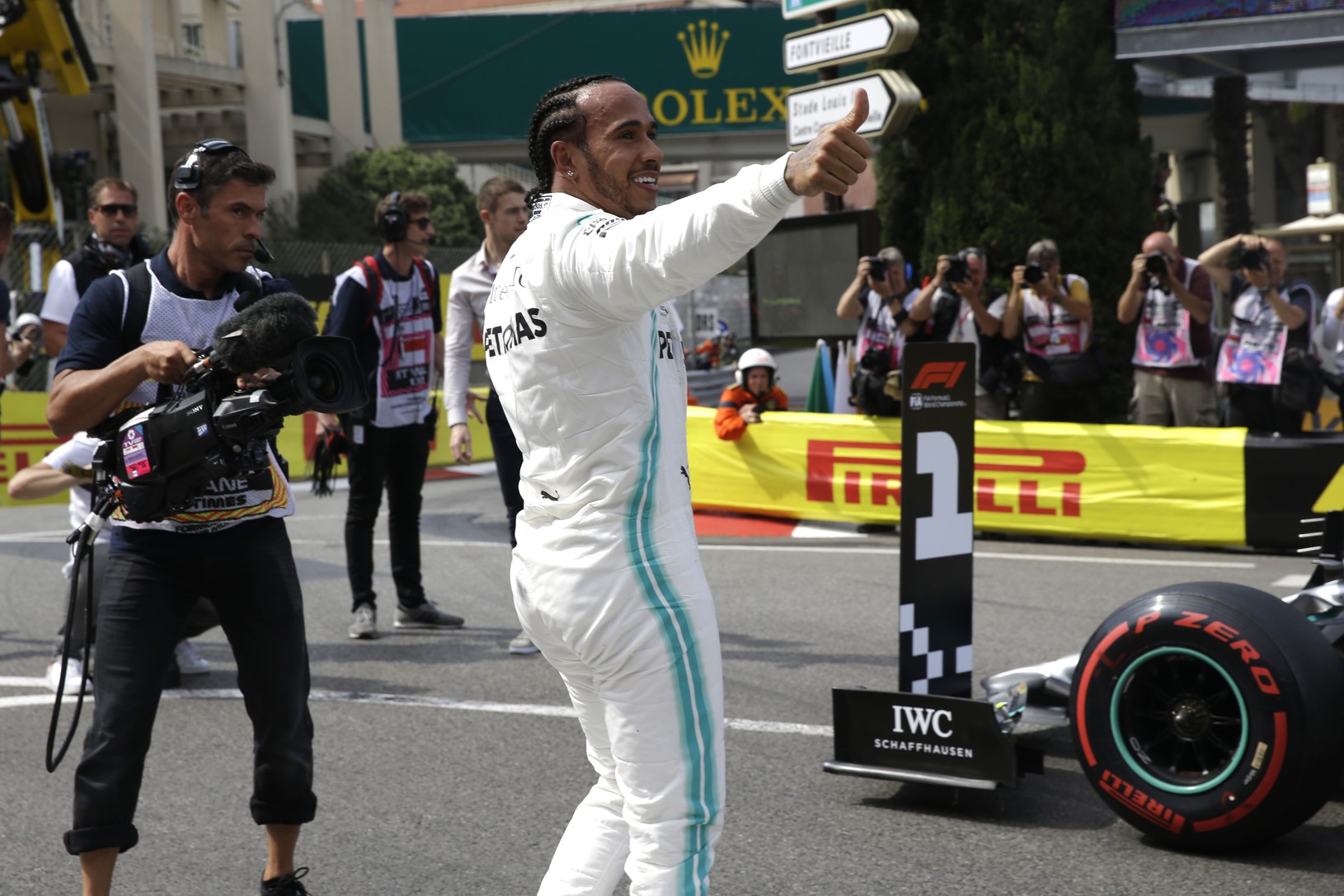 Brit Lewis Hamilton oslavuje