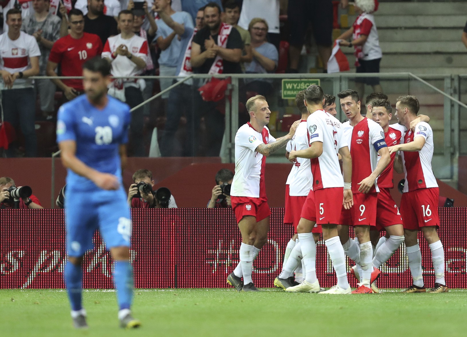 Poľskí hráči oslavujú gól