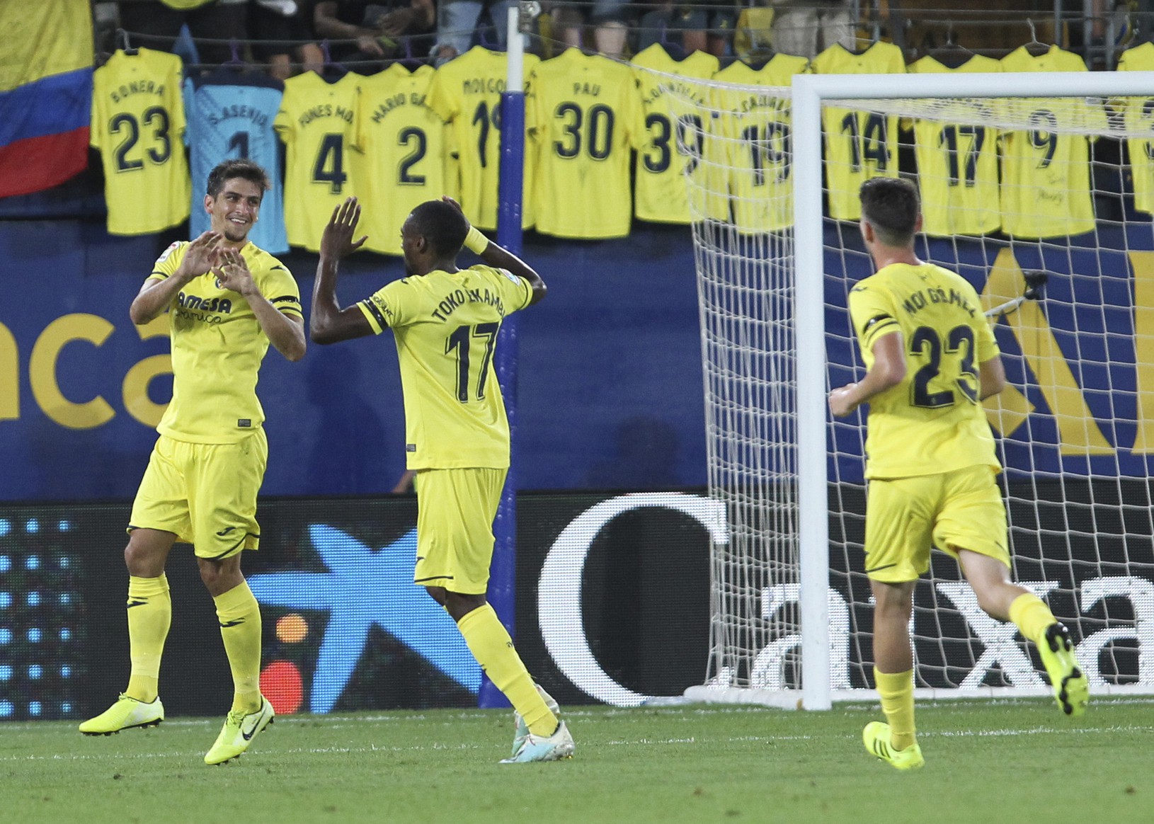 Hráči Villarealu oslavujú gól