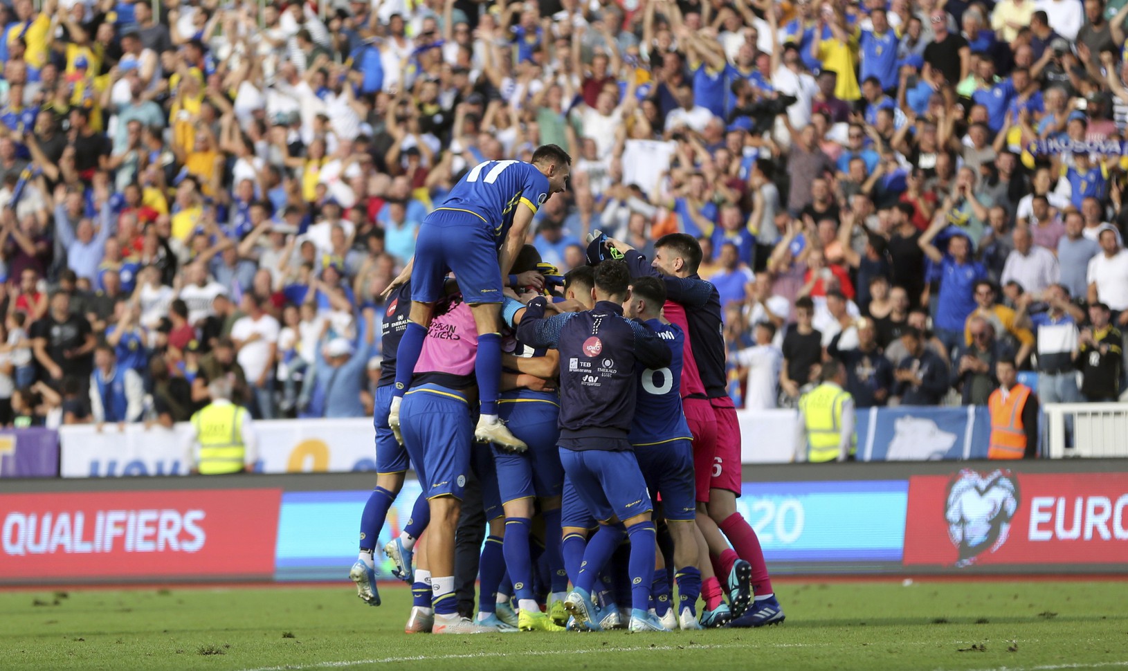 Hráči Kosova oslavujú triumf