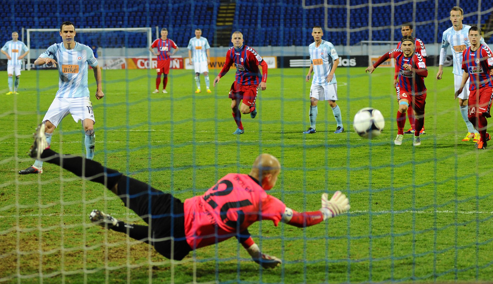 Petr Bolek likviduje penaltu