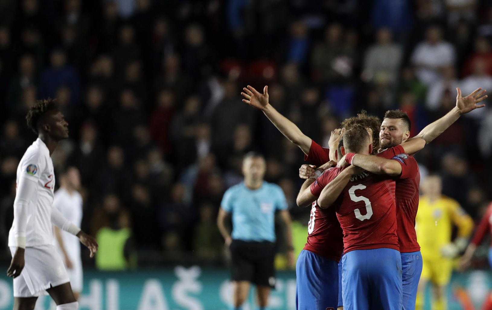 Českí reprezentanti oslavujú gól