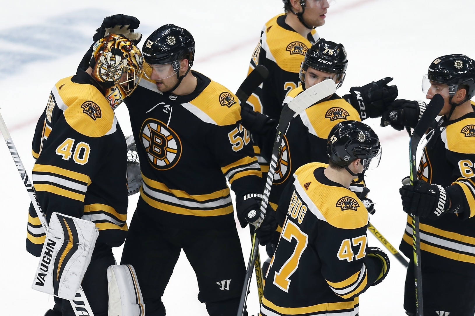 Hráči Bruins oslavujú triumf