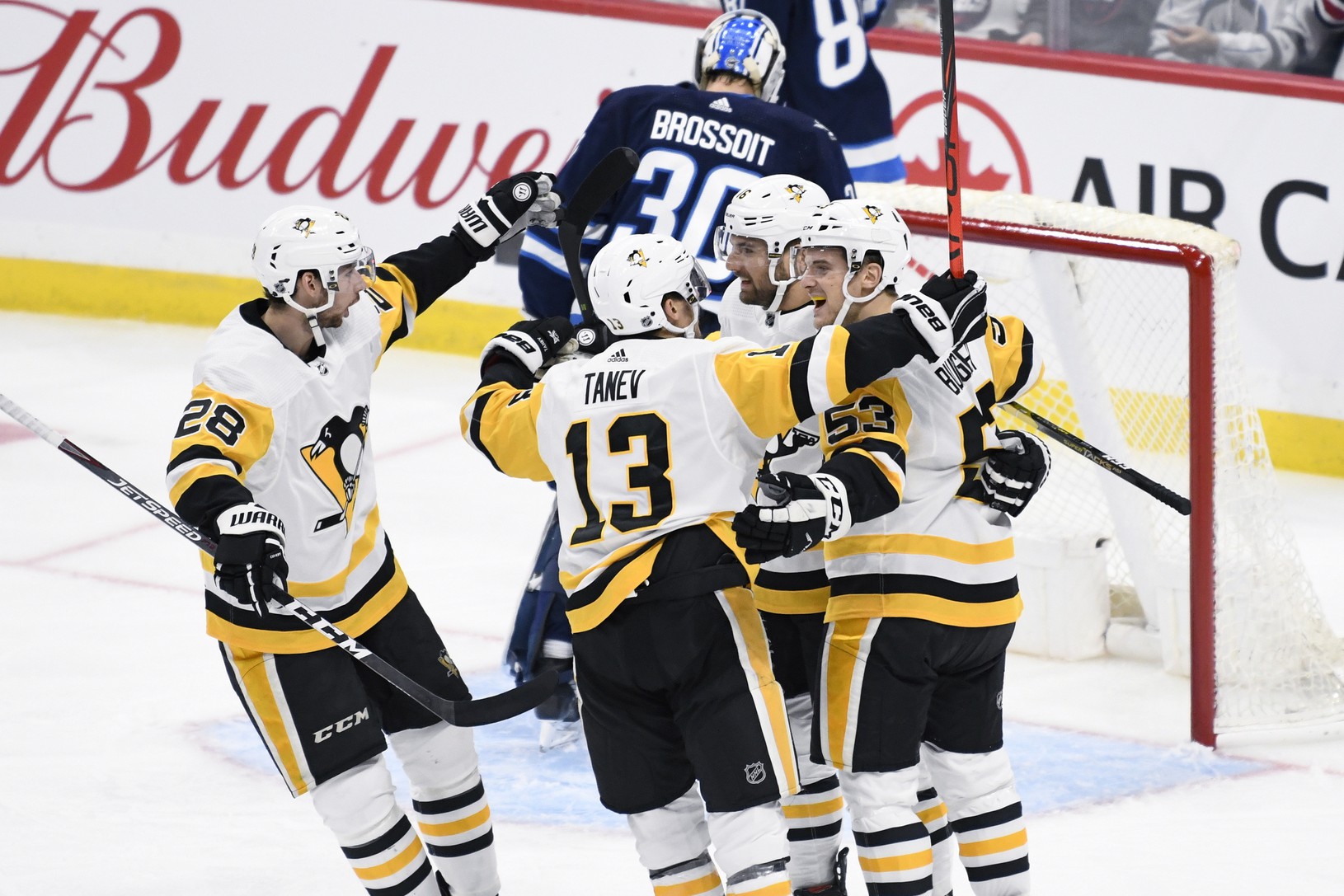 Hráči Penguins oslavujú gól