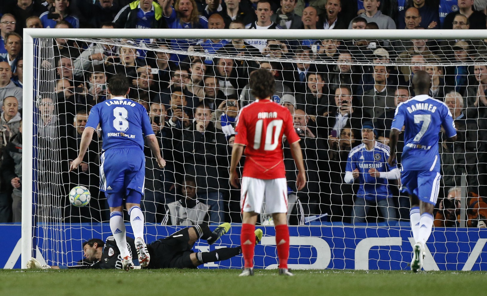 Lampard premieňa penaltu