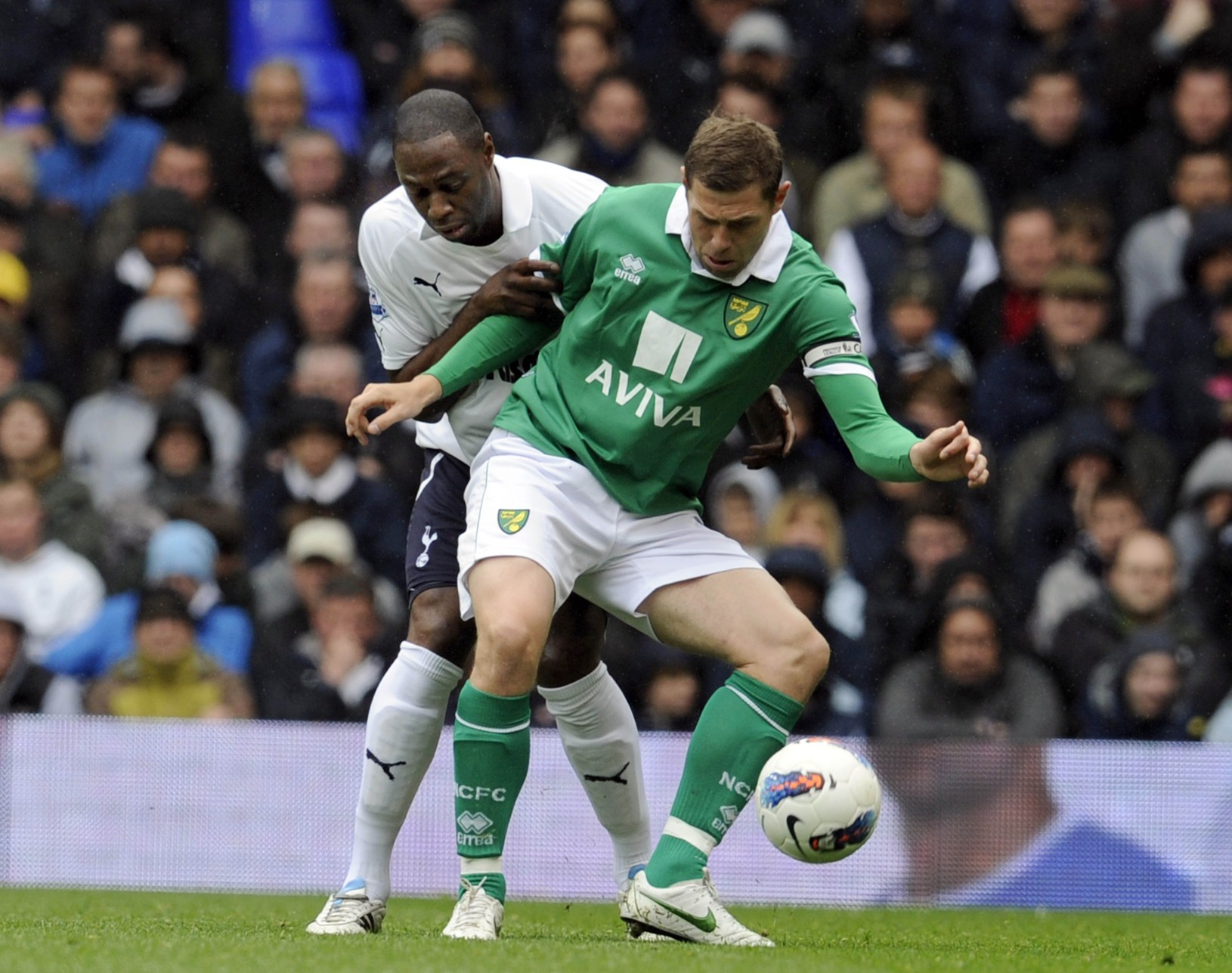 Ledley King bránený Grantom