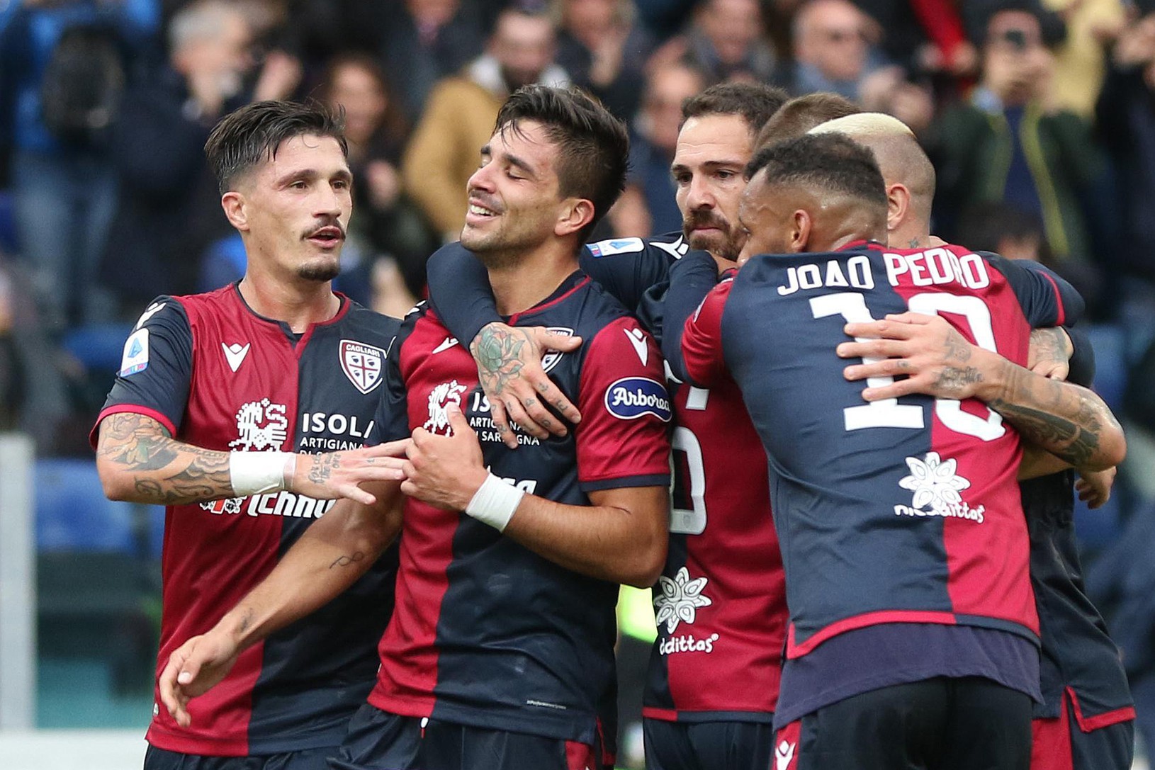 Hráči Cagliari oslavujú gól